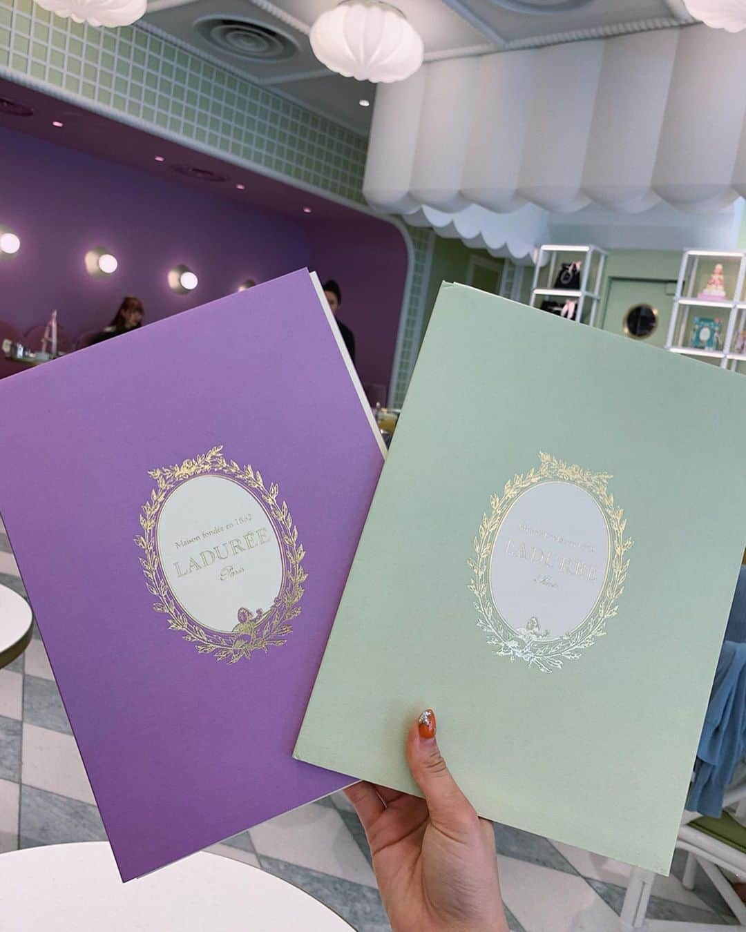 karen okajimaさんのインスタグラム写真 - (karen okajimaInstagram)「ㅤㅤㅤ ㅤㅤㅤ 可愛すぎるLADUREE💓💓 念願のLADUREEのカフェ行けて満足😍 いちごのケーキ可愛いし美味しかった🍓 #フレーズラデュレ ってケーキだよ🍰 滞在時間30分しか無理やったから またリベンジしたいな💭笑 ㅤㅤㅤ  東京にしかないからまた東京来た時行こ🥰 ㅤㅤㅤ 💘ラデュレ青山店 🏠東京都港区南青山5-9-15 OHMOTOビル 1F 📞03-6418-5325 ⏰11:00～20:00(L.O.19:00) モーニング：9：00～11：00 日曜営業  ㅤㅤㅤ #LADUREE #ラデュレ #laduree青山  #青山グルメ #青山カフェ #グルメ岡島 #岡島かれん #表参道カフェ」6月7日 22時00分 - karenokajima0318