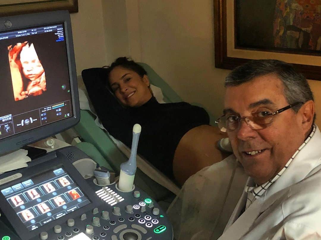 Claudia Leitteのインスタグラム：「Meu obstetra, há 10 anos, hoje me deu um presente tão lindo: eis que minha filhinha, #Bela, posou pra foto, cheia de charme! @luizeduardomachado TE AMO! 😭😭😭😭😭」
