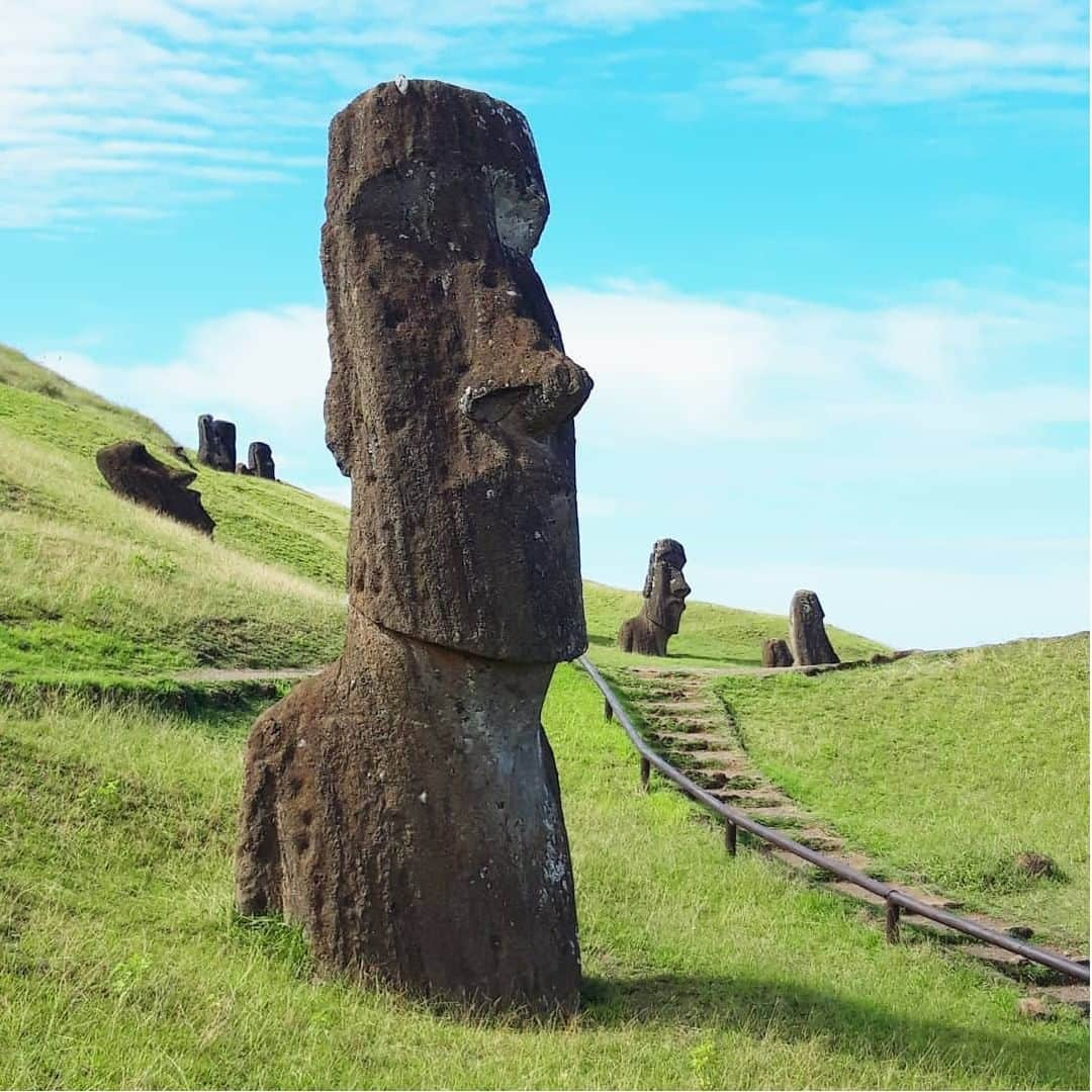 エールフランスさんのインスタグラム写真 - (エールフランスInstagram)「Listed as a UNESCO World Heritage Site, Easter Island is a unique cultural phenomenon with its strange and impressive stone statues.  Classée au patrimoine mondial de l’Unesco, l’île de Pâques témoigne d'un phénomène culturel  unique au monde avec ses étranges et magnifiques colosses de pierre. 📸 Merci @audysea_travels  #AirFrance #Franceisintheair」6月7日 22時01分 - airfrance