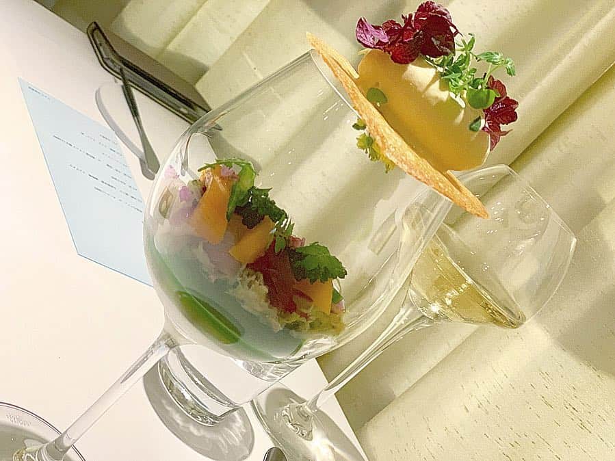 尾崎ななみさんのインスタグラム写真 - (尾崎ななみInstagram)「❁ ㅤㅤㅤㅤㅤㅤㅤㅤㅤㅤㅤㅤㅤ 友達の誕生日祝いディナー🍽 @restaurant.air  ㅤㅤㅤㅤㅤㅤㅤㅤㅤㅤㅤㅤㅤ 一番最初は野菜チップス。 お花のBoxに入って登場！ ㅤㅤㅤㅤㅤㅤㅤㅤㅤㅤㅤㅤㅤ 写真2枚目のワイングラスの中に入ったスペシャリテは、見せ方も面白いし美味しかったー‼︎ ㅤㅤㅤㅤㅤㅤㅤㅤㅤㅤㅤㅤㅤ お花の誕生日プレートも素敵で、終始 可愛い〜〜の連発 ◡̈ ㅤㅤㅤㅤㅤㅤㅤㅤㅤㅤㅤㅤㅤ お祝いにオススメのお店♬ ㅤㅤㅤㅤㅤㅤㅤㅤㅤㅤㅤㅤㅤㅤㅤㅤㅤㅤㅤㅤㅤㅤㅤㅤ  ㅤㅤㅤㅤㅤㅤㅤㅤㅤㅤㅤ ㅤㅤㅤㅤㅤㅤㅤㅤㅤㅤㅤㅤㅤ  ㅤㅤㅤㅤㅤㅤㅤㅤㅤㅤㅤㅤㅤ ㅤㅤㅤㅤㅤㅤㅤㅤㅤㅤㅤㅤㅤ ㅤㅤㅤㅤㅤㅤㅤㅤㅤㅤㅤㅤㅤ ✧︎*⑅୨୧┈┈┈┈୨୧⑅* ❁︎⑅୨୧┈┈┈┈୨୧⑅✧︎*。 #東京#銀座#誕生日祝い#レストランエール#フレンチ#tokyo_joshibu#tokyostyle2019#尾崎ななみ」6月7日 22時03分 - nanami_ozaki_73