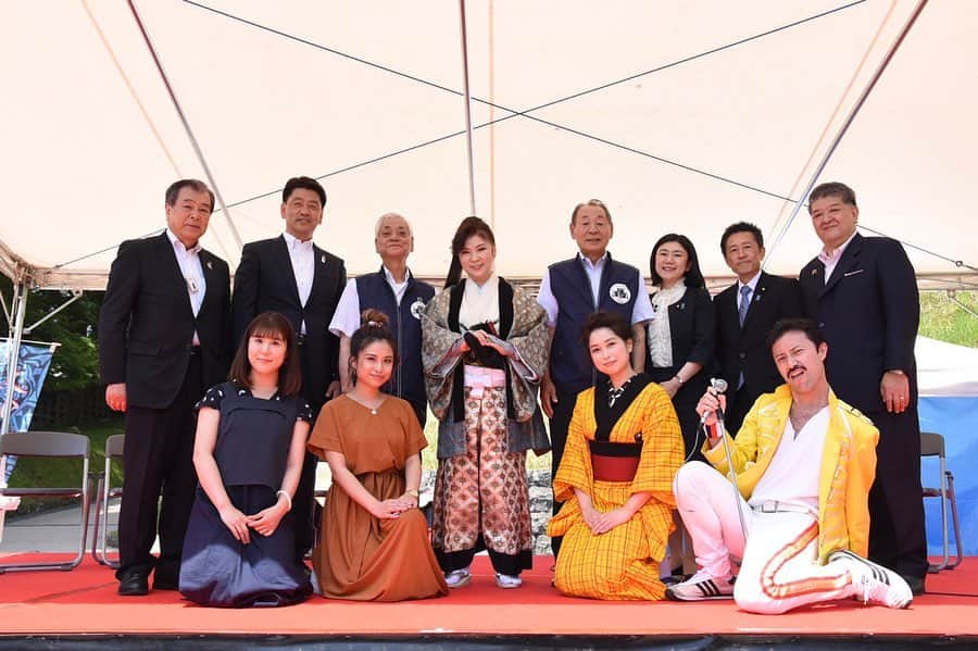 のインスタグラム：「先日行われた #箱根関所設置４００年記念事業 にて。 「箱根関所まつり」が開かれ、その中の任命式で応援隊の一員として任命していただきました！  #ひゃくちゃんねる を通して箱根を深く知るきっかけになり約1年が経った今、こうして選んでいただき本当に光栄でした😭  はこね観光大使である #八代亜紀 さんをはじめ、 #箱根関所 の大和田所長など、素晴らしい方々とパシャリ📸  これから1年間、頑張ります🔥✨ . と、同時にひゃくちゃんねるの収録も...💭 またまたスペシャルゲストの登場で、 出演者もビックリなドッキリwお楽しみに😏😏😏 . . . #ひゃくちゃんねる #箱根散策 #温泉 #箱根湯本 #箱根 #小田原 #Licana #TOKYO #JAPAN #JAPINA #YouTube #facebook」