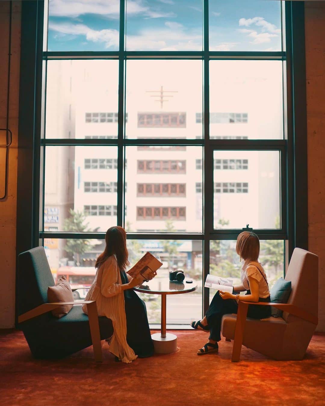 wacameraのインスタグラム：「Korean memories at hotel. @6151 ちゃんと @fuka_09 ちゃんとの3人韓国女子旅から無事帰国。今回は3泊4日釜山ソウルの2都市周遊でした。 釜山では甘川文化村と梵魚寺に、ソウルでは弘大地区に宿泊し東大門、明洞、弘大、ソウルタワー、とあちこち歩き回りました。 可愛いものを求めて歩き、見つけては撮影して、美味しいものを食べて、コスメやお洋服をたくさん買いました。買ったお店はバラバラだけど結局3人とも同じワンピースをゲットしたり(私のフォルムが違うので同じに見えないけど)、500円なのに質のいいシャツを見つけてしまったり、笑い転げるようなパッケージを見つけたり、大きなバゲージが人として見なされ自動改札で通せんぼくらって右往左往したり、タピオカが飲みたかったのに結局最後の空港でしかgetできなかったりと、それはそれは近年稀に見る爆笑の旅でもありました。 毎日1.5万歩近く歩いたので、みんな夜はヘトヘトでしたが泊まっていたホテルが快適すぎたので疲れも日々リセットされまた翌日から歩きまくれたのでした(๑´ڡ`๑)  旅の振り返りとして、今回はホテル編。RYSE autograph collection hotel は館内がそれだけでお洒落。スタッフも親切でカタコトの日本語を話せる方もいました。私の変な英語よりずっと上手だった( ●´◡`● )  こうして館内でみんなでワイワイ撮影してると、いい写真撮れました？と話しかけてくれたり、スタッフは全員20代に見えるお洒落で親切な若者✨ お部屋も綺麗、朝ごはんも美味しすぎる、とにかく満足な3日間でした。 ストーリーのハイライトを残してるので是非koreaからお部屋の様子もみてください( ●´◡`● )」