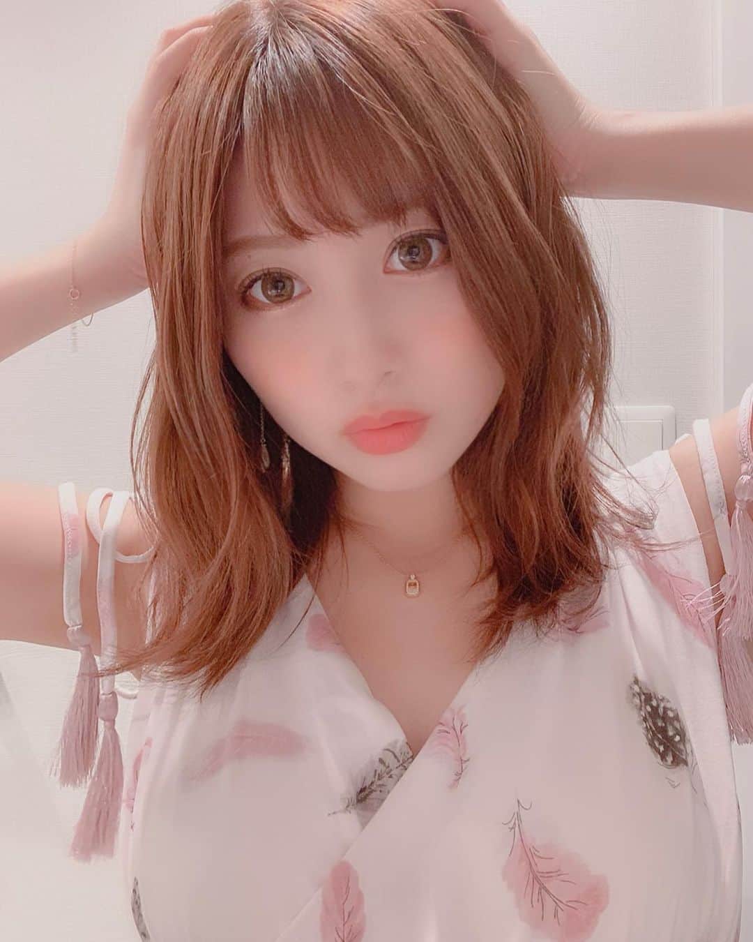 成瀬心美さんのインスタグラム写真 - (成瀬心美Instagram)「🐌 . . キョエェ！ 梅雨入りだってさ！ . . 去年はあまり雨が降らなかったから 今年は例年くらい降るといいねぇ。 . . 雨はいつも通りに行かないことも 多くって 気分が下がることもあるけれど . 「雨を必要としてる人や生き物も 沢山居るんだから 悪い天気って伝えるのはダメだよ」 . . みたいな お天気予報士さんのドラマ？ でのセリフがとてもすてきで。 . それから雨の日でも きっと誰かにとって 待ち望んでた最高の日なんだな って思えるようになって 雨も好きになれました☺️ . . 植物や虫さんたちも 大喜びでしょう！笑 . . 雨だと髪型が難しいけど 色んなアレンジ考えよっと😘 . . #rain #June #roomwear #gelatopique #梅雨入り #雨 #🐌」6月7日 22時11分 - coco3ndazo