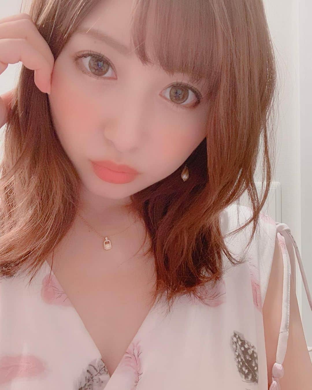 成瀬心美さんのインスタグラム写真 - (成瀬心美Instagram)「🐌 . . キョエェ！ 梅雨入りだってさ！ . . 去年はあまり雨が降らなかったから 今年は例年くらい降るといいねぇ。 . . 雨はいつも通りに行かないことも 多くって 気分が下がることもあるけれど . 「雨を必要としてる人や生き物も 沢山居るんだから 悪い天気って伝えるのはダメだよ」 . . みたいな お天気予報士さんのドラマ？ でのセリフがとてもすてきで。 . それから雨の日でも きっと誰かにとって 待ち望んでた最高の日なんだな って思えるようになって 雨も好きになれました☺️ . . 植物や虫さんたちも 大喜びでしょう！笑 . . 雨だと髪型が難しいけど 色んなアレンジ考えよっと😘 . . #rain #June #roomwear #gelatopique #梅雨入り #雨 #🐌」6月7日 22時11分 - coco3ndazo