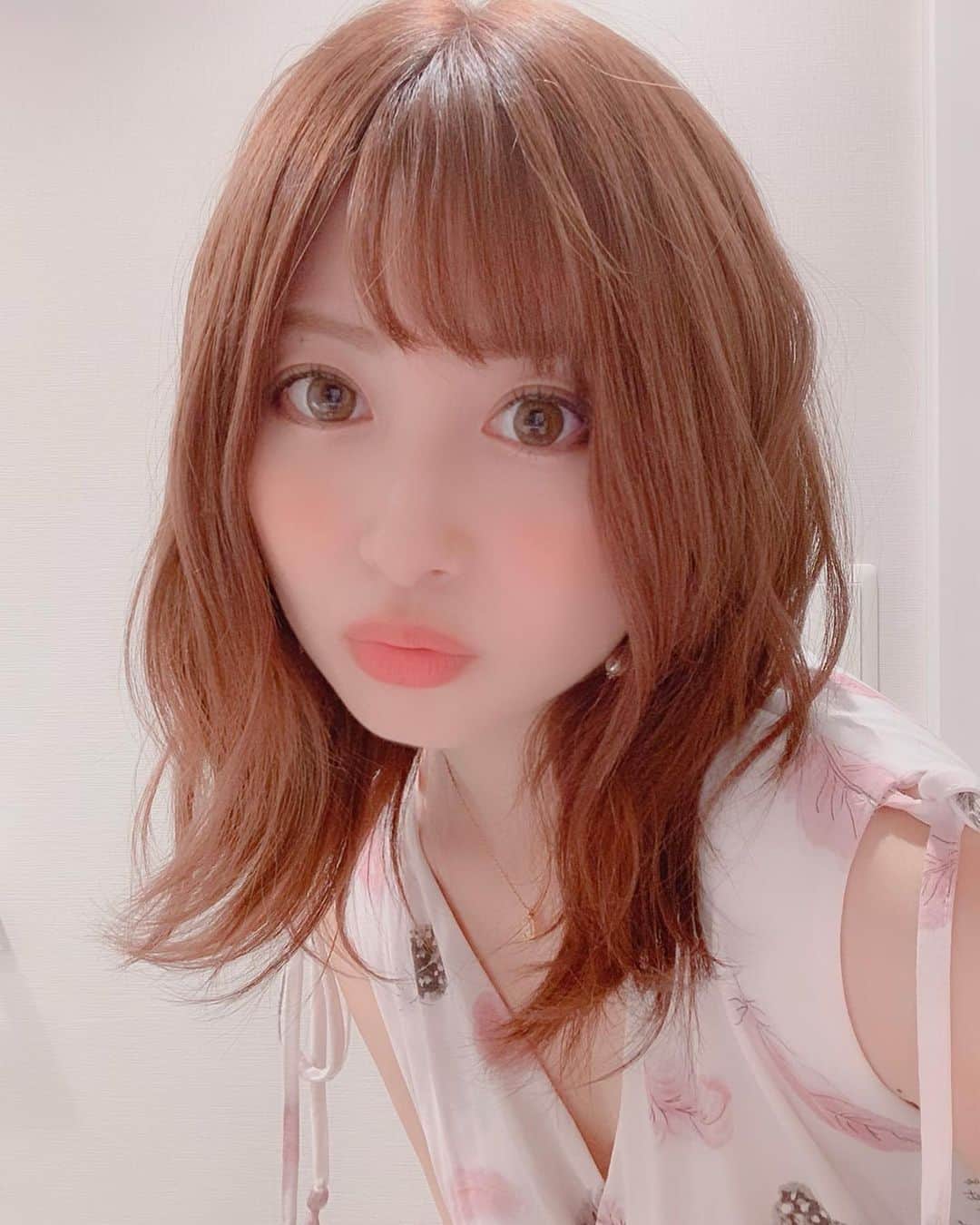 成瀬心美さんのインスタグラム写真 - (成瀬心美Instagram)「🐌 . . キョエェ！ 梅雨入りだってさ！ . . 去年はあまり雨が降らなかったから 今年は例年くらい降るといいねぇ。 . . 雨はいつも通りに行かないことも 多くって 気分が下がることもあるけれど . 「雨を必要としてる人や生き物も 沢山居るんだから 悪い天気って伝えるのはダメだよ」 . . みたいな お天気予報士さんのドラマ？ でのセリフがとてもすてきで。 . それから雨の日でも きっと誰かにとって 待ち望んでた最高の日なんだな って思えるようになって 雨も好きになれました☺️ . . 植物や虫さんたちも 大喜びでしょう！笑 . . 雨だと髪型が難しいけど 色んなアレンジ考えよっと😘 . . #rain #June #roomwear #gelatopique #梅雨入り #雨 #🐌」6月7日 22時11分 - coco3ndazo