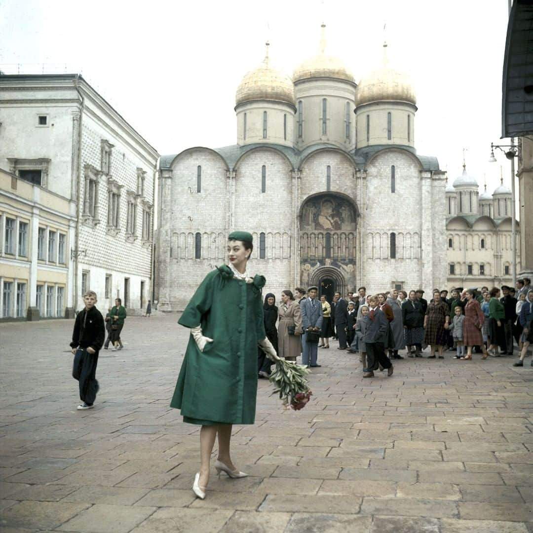 lifeさんのインスタグラム写真 - (lifeInstagram)「A model in Christian Dior fashion at an officially sanctioned fashion show at the Kremlin in Moscow, June 1959. (Howard Sochurek—The LIFE Picture Collection/Getty Images) #fashionfriday #vintagefashion #1950sfashion #Dior」6月7日 22時12分 - life