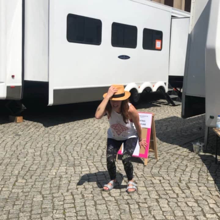 レナ・ヘディのインスタグラム：「You know she loves a boomerang ... Week 1 Gunpowder Milkshake Donezo #gunpowdermilkshake #topcrewofpeeps 🔫💣💃🐄🐄🐄🎥🎥」