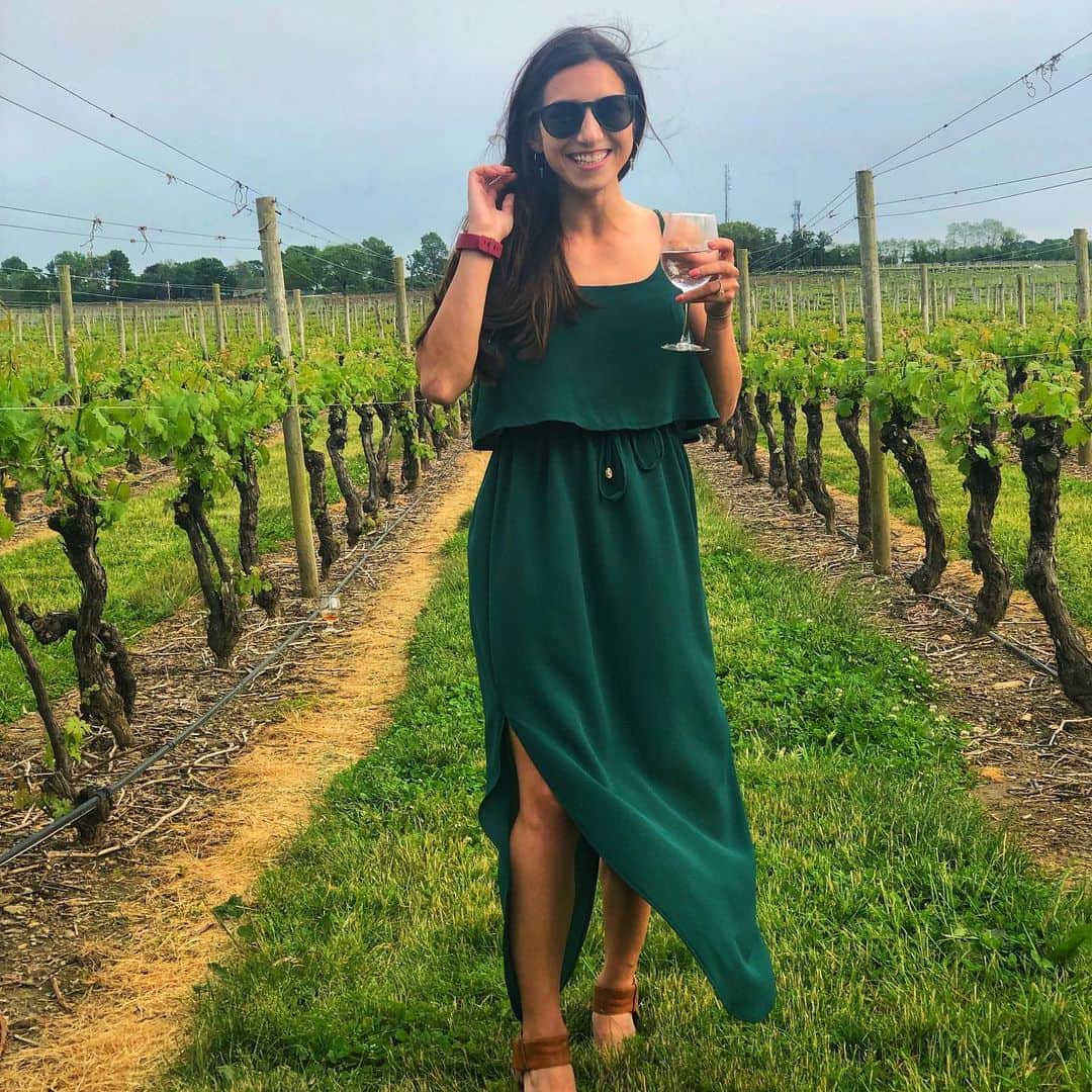 マリッサ・キャステリのインスタグラム：「Who is ready for the weekend? 🙋🏻‍♀️ . . . . . . *#tgif #summer #sunnyday #weekendvibes #vineyards #newport #rhodeisland」