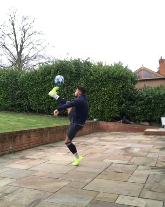 F2Freestylersのインスタグラム：「Who else’s hamstring just popped watching this? 😅🤕🤷🏻‍♂️」