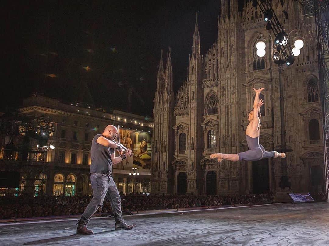ロベルト・ボッレさんのインスタグラム写真 - (ロベルト・ボッレInstagram)「#Repost @ondance.it ・・・ Roberto Bolle danza di fronte al Duomo sulle note infuocate del violino di Alessandro Quarta nell'incredibile Dorian Gray. #ondance #accendiamoladanza #milano #doriangray」6月7日 22時17分 - robertobolle