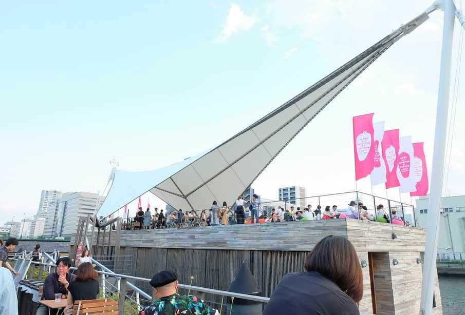 Warehouse TERRADA 寺田倉庫さんのインスタグラム写真 - (Warehouse TERRADA 寺田倉庫Instagram)「_ 天王洲キャナルイーストエリアに、衣食住のさまざまなジャンルの名店が集まる「TENNOZ HARBOR MARKET」。 今週末は、日本最大のジンの祭典とコラボレーションした『T.H.M×GINfest .TOKYO 2019』が開催されます。 「GINfest.TOKYO」は、6月の第2土曜日のWorld Gin Dayに合わせて2018年からスタート。今回も国内外合わせて200銘柄以上のジンを飲み比べられるコーナーやバー、約150銘柄のジンを購入できるショップ、フードブースなど、一日中楽しめるコンテンツが用意されています。  開催期間： 2019年6月8日(土) 11:00‐20:00、9日 (日) 11:00‐18:00 開催場所： B&C HALL、 TMMT、T-LOTUS M  Check the details @tennozharbormarket  Tennoz Harbor Market (T.H.M.) is a monthly event with a variety of food, clothing, and housing shops at Tennoz Canal East. This weekend, titled "T.H.M x GINfest.TOKYO 2019," T.H.M. will collaborate with Japan's largest gin festival, GINfest.TOKYO, which was started in 2018 in celebration of World Gin Day on the second Saturday in June.  There will be a space to sample and compare more than 200 brands of gin, a bar, a shop offering 150 brands, as well as food stalls. You can enjoy a whole day at Tennoz Canal East.  Date and Time: June 8th, 2019 (Sat) 11:00 AM - 8:00 PM / 9th (Sun) 11:00 AM - 6:00 PM Venue: B&C HALL, TMMT and T-LOTUS M  _ #tennozharbormarket #antique #vintage #ヴィンテージ #天王洲ハーバーマーケット #天王洲アイル #tennoz #キャナルイースト#寺田倉庫 #ginfest #ginfesttokyo #ginfesttokyo2019 #ジンフェス」6月7日 22時21分 - warehouse_terrada