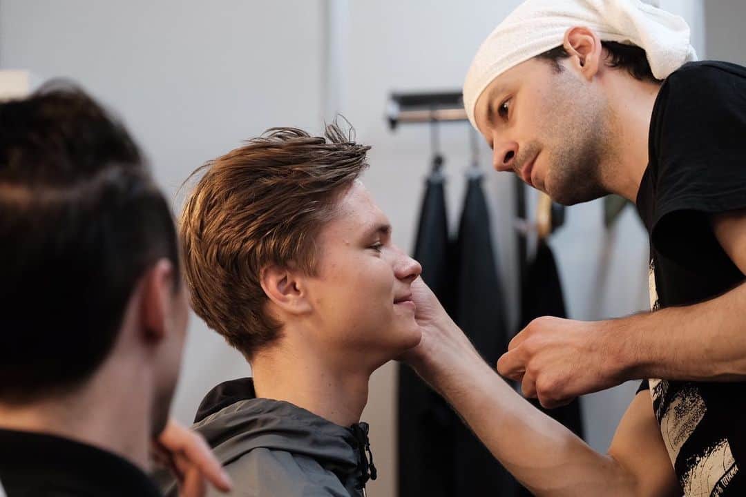ステファン・ランビエールのインスタグラム：「First show in Kobe. There is an art to getting ready!!! #fantasyonice2019 #family 📸 @snodar」