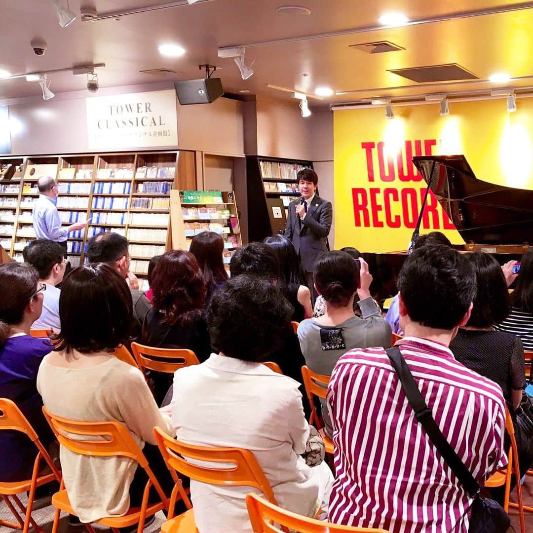 金子三勇士さんのインスタグラム写真 - (金子三勇士Instagram)「Mini concert and Autographing at @tower_shibuya #TowerRecords #Shibuya #Tokyo #CDshop #NewAlbum #UniversalMusic #Piano #Pianist #MiyujiKaneko #タワーレコード #タワレコ #ミニコンサート #サイン会 #タワレコ渋谷 #ピアノ #ピアニスト #金子三勇士 #ニューアルバム #ユニバーサルミュージック #ライブ #イベント #サイン会 #リストリサイタル #ピアノリサイタル」6月7日 22時23分 - miyujikaneko_official