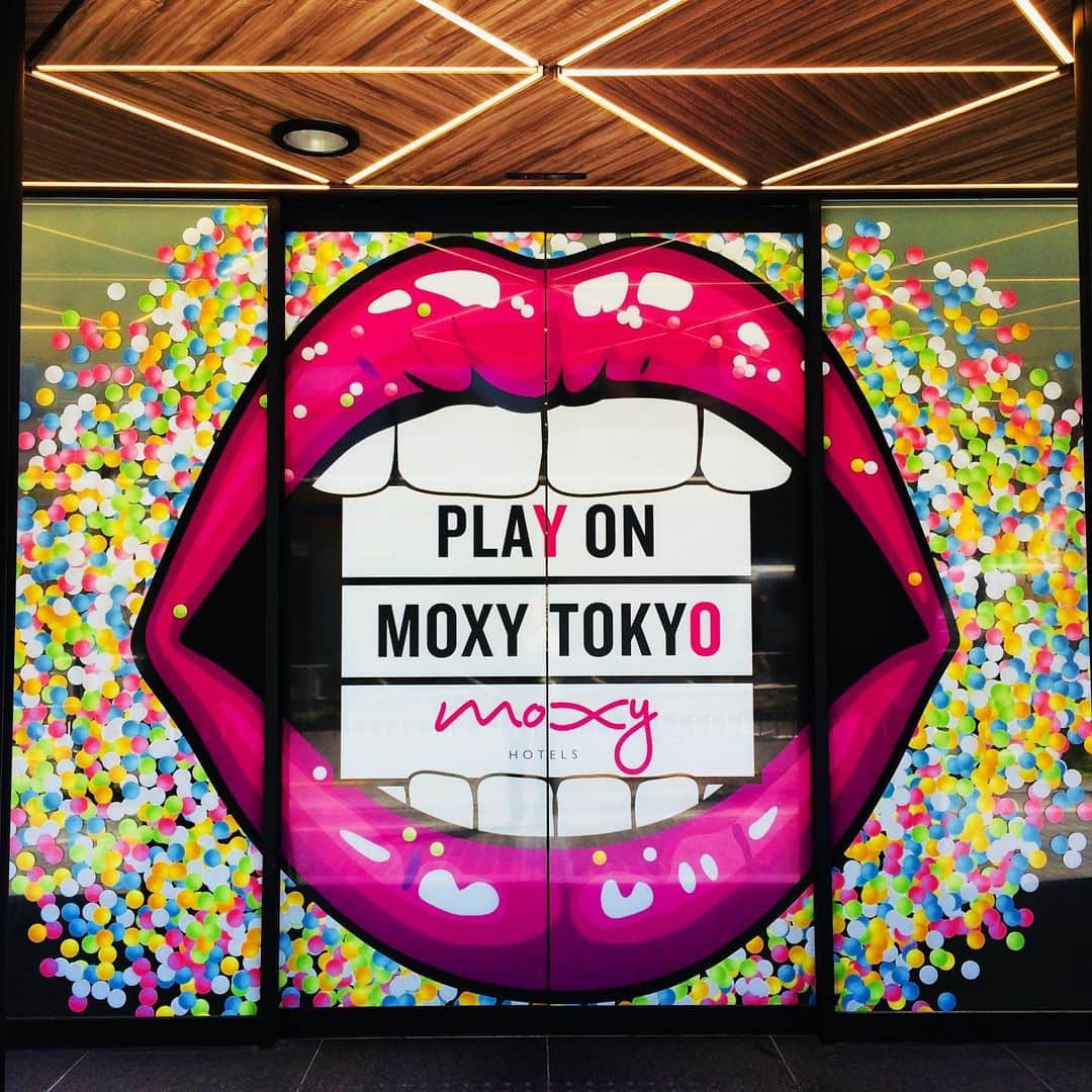 小栗左多里のインスタグラム：「錦糸町にある Moxyってホテルの入り口。ロビーやラウンジは外国っぽい。カウンターはホテルの受付も兼ねてて、角に置いてあるファミコンは自由に遊べる模様。 この日のランチはナポリタンだった。めっちゃ久しぶり、、太麺で美味しかった。でも日本のランチに付くサラダは割と寂しいな。キャベツの千切りって、トンカツ屋さんくらい極薄の方が好みだし。 あと、こういうお店にしては高齢のおばさまが仕切っていて、日本では珍しいなと思ったら英語がペラペラでした。外苑前のピーコックでも、フツーにレジ打ってたおばさまが急に英語でフランクに会話しだして驚いたことを思い出した。そういえば、あのピーコックがなくなる問題は結構ショック、、他にいいスーパーできますように。続く。 #ホテル#モクシー#錦糸町#カフェ#レストラン#バー#ロビー#インテリア#デザイン#インテリアデザイン#おしゃれ#イラスト#ランチ#ナポリタン#ファミコン#国際結婚#漫画家#風景#カラフル#看板#ドア#唇#ピンク #hotel#cafe#restaurant#tokyo#interiordesign#design#lip」