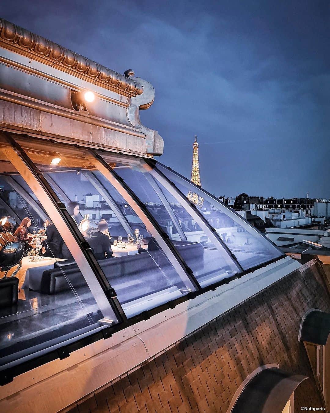 nathparisのインスタグラム：「🇺🇸Rooftop of @thepeninsulaparis breathtaking views of the Eiffel Tower and the Sacré Coeur, a magical moment to admire the sunset. You can see my stories of the evening 😊 . 🇫🇷La terrasse du @thepeninsulaparis vue imprenable sur la Tour Eiffel et sur le Sacré Cœur, un moment magique pour admirer le coucher de soleil. Vous pouvez voir mes stories de la soirée 😊  #penmoments #paris」