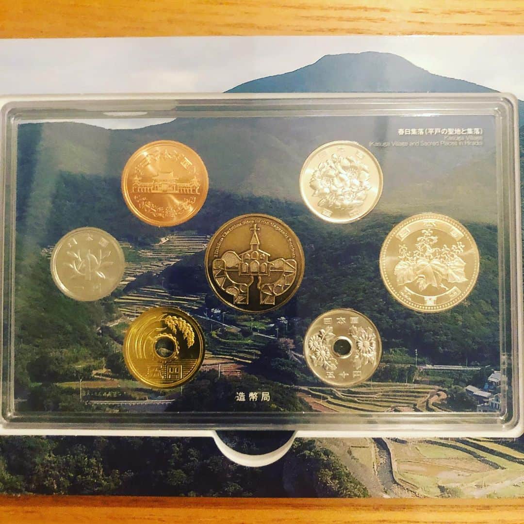 美甘子さんのインスタグラム写真 - (美甘子Instagram)「平成最後の記念硬貨が欲しいな…と思い、造幣局へ申し込んでいた世界文化遺産貨幣セット 「長崎と天草地方の潜伏キリシタン関連遺産」の、抽選に当選し、先日それが届いた。潜伏キリシタンの歴史も分かり、良い記念になりました。 ピカピカの平成31年の硬貨。 大切にします。  昔から、お祭り好きなもので、 平成から令和に変わる時に、号外、消印、そして硬貨と、何かスイッチ入ってしまっておりました。今は落ち着いております。  #世界文化遺産貨幣セット #長崎と天草地方の潜伏キリシタン関連遺産 #平成31年の硬貨  #平成最後の硬貨 #平成から令和へ」6月7日 22時29分 - rekish_mikako