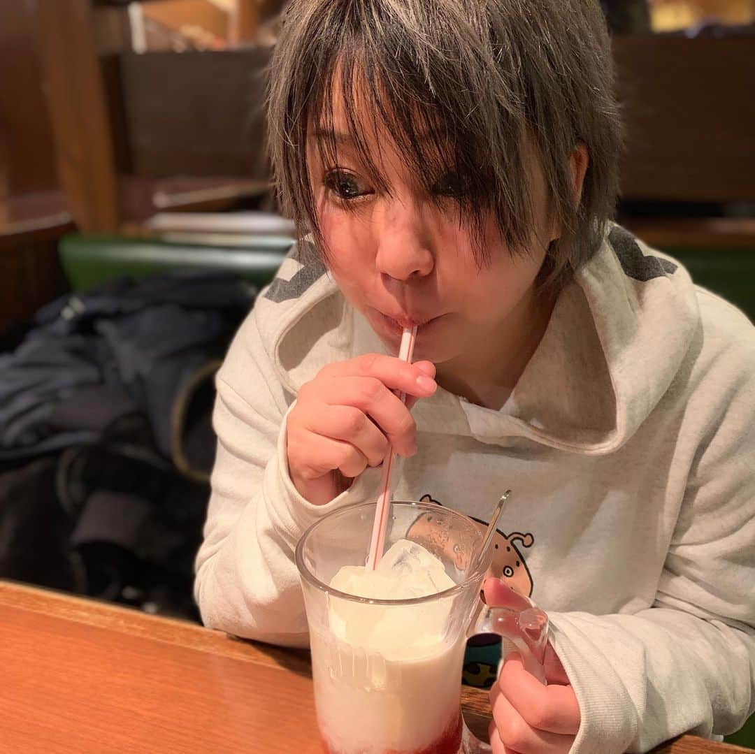 のインスタグラム：「お姉ちゃんはずっと私のヒーロー！ 子どもみたいに可愛かったり小学生男子みたいにふざけてたり幼児みたいに愛らしかったり。 ずっとずっと私だけの頼れるお姉ちゃん。 大好きです。長生きしてね！ #お誕生日おめでとう #happybirthday  #写真はちょっと前の #3枚目は私が何かふざけたのを大喜びしてためっちゃ可愛いやつ #特別に公開 #みんなだいすき天満様 #爆れつシスターズ #姉妹愛 #❤」