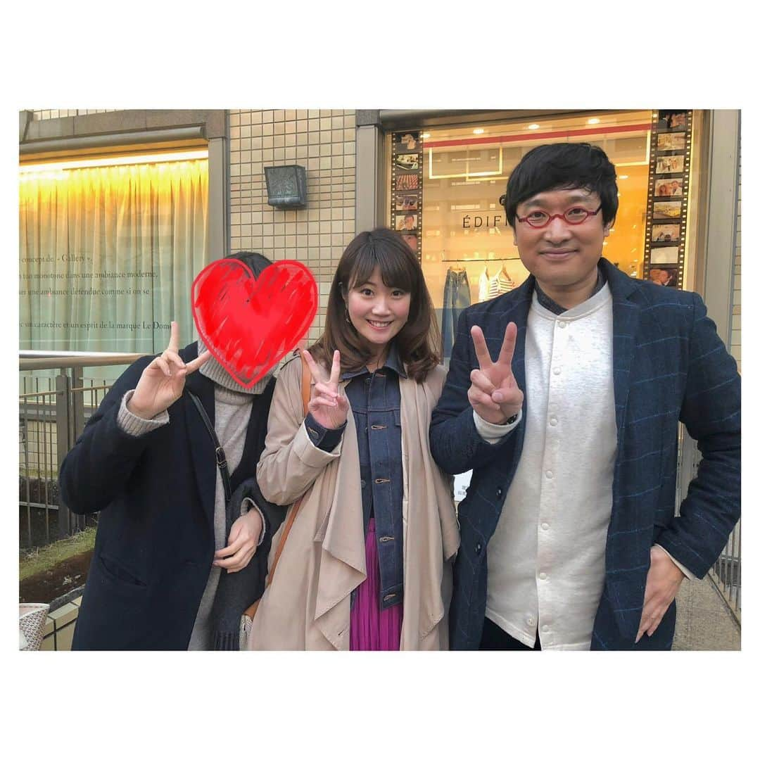 西木恵美里さんのインスタグラム写真 - (西木恵美里Instagram)「山里さん、ご結婚おめでとうございます！ ゆて、私は誰やねん。（笑）どの立場やねん。（笑）  しかしながら、かねてより大ファンである、我らがボス、山里さんの祝ご結婚㊗️ということで、記念投稿です。  この度はみなさま 「山ちゃん、結婚おめでとう！」 「大丈夫？気を確かに…」 「やまちゃん！」 「生きてる？」 など、たくさんのお祝いやご心配メッセージ・コメントをいただき、ありがとうございます(？！) ご存知の方もいらっしゃるかと思いますが、私は山里さんのラジオのヘビーリスナーであります。  ハマりだしたのはアナウンサーになってから。 ラジオのフリートークにかなりの苦手意識があったのですが、山里さんのラジオのおかげで、あ、こんなにも自然でいいんだ、楽しんでいいんだ、そしてリスナーってこんな気持ちなんだ…と勉強させていただきました。 また、ラジオを聴くことで、ストレス発散やネエルギーチャージにしていました。 (リスナーさん、どんな内容でエネルギーチャージしとんねん！って、ここには書かないで！！（笑）) . . . それから東京で行われた南海キャンディーズの記念すべき初単独ライブも観に行かせていただいたり…また、写真は福岡での山里さんの単独ライブ140のとき。(ひとりで参戦したのですが、写真だけ、いとこが撮りにきてくれました（笑）) なんと山里さんは単独ライブのあと、並んでいる全員の写真やサインなどに応えてて下さるんです！ それも、めちゃくちゃ丁寧に！ 私の前に並んでいた方は、友達の誕生日おめでとうメッセージください！ってムービーを撮らせていただいていましたが、嫌な顔１つせず「その方のお名前は？」って🥺 ほんっとに凄いのです！！ . . . また、最後の写真は、私がまっすんさんとしていたラジオ番組(木曜.19時〜)の中で「山里さんに会いたい！」という内容のコーナーをしていたとき。 山里さんのラジオ番組"不毛な議論"のスタッフさん宛に、「ボスにいつか出ていただきたいです！」というお手紙と、ご本人にも可能であればサインを頂きたいですと読み込んだ著書を添えてお送りしたところ、、、なんと1週間後に返ってきたのです！！ すごくないですか？！ ご本人にお伝えくださったスタッフさんのご対応も素晴らしいですよね…。. . . そんな、山里さん大ファンの私。. 会見も全部拝見しました、不毛も全部聴きました、めちゃくちゃ泣きました！（笑） 結婚ていいですね！！ これからもっとたくさんのお話を聴かせてくださるんだろうなと思うとワクワクします！ 蒼井優さんとの旅行の話とか、お子さんの話とか…！！. . 改めて、ボス、心からおめでとうございます！！ . .  #山里亮太  #山里亮太の不毛な議論  #不毛な議論 #他力本願ライブ #山里亮太の140 #不毛リスナー #aoikoutan #誰ですか？」6月7日 22時31分 - kamiyaemily