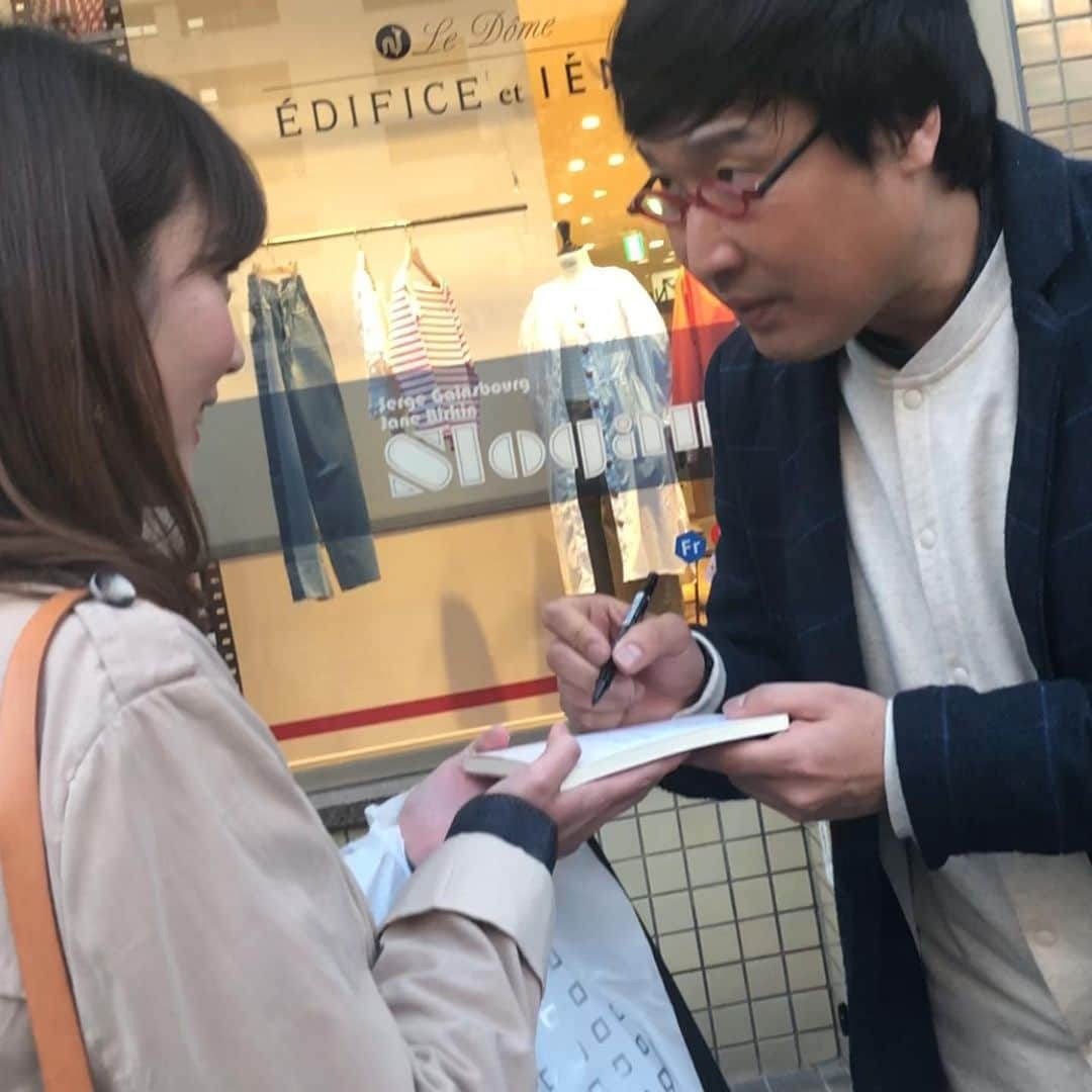 西木恵美里さんのインスタグラム写真 - (西木恵美里Instagram)「山里さん、ご結婚おめでとうございます！ ゆて、私は誰やねん。（笑）どの立場やねん。（笑）  しかしながら、かねてより大ファンである、我らがボス、山里さんの祝ご結婚㊗️ということで、記念投稿です。  この度はみなさま 「山ちゃん、結婚おめでとう！」 「大丈夫？気を確かに…」 「やまちゃん！」 「生きてる？」 など、たくさんのお祝いやご心配メッセージ・コメントをいただき、ありがとうございます(？！) ご存知の方もいらっしゃるかと思いますが、私は山里さんのラジオのヘビーリスナーであります。  ハマりだしたのはアナウンサーになってから。 ラジオのフリートークにかなりの苦手意識があったのですが、山里さんのラジオのおかげで、あ、こんなにも自然でいいんだ、楽しんでいいんだ、そしてリスナーってこんな気持ちなんだ…と勉強させていただきました。 また、ラジオを聴くことで、ストレス発散やネエルギーチャージにしていました。 (リスナーさん、どんな内容でエネルギーチャージしとんねん！って、ここには書かないで！！（笑）) . . . それから東京で行われた南海キャンディーズの記念すべき初単独ライブも観に行かせていただいたり…また、写真は福岡での山里さんの単独ライブ140のとき。(ひとりで参戦したのですが、写真だけ、いとこが撮りにきてくれました（笑）) なんと山里さんは単独ライブのあと、並んでいる全員の写真やサインなどに応えてて下さるんです！ それも、めちゃくちゃ丁寧に！ 私の前に並んでいた方は、友達の誕生日おめでとうメッセージください！ってムービーを撮らせていただいていましたが、嫌な顔１つせず「その方のお名前は？」って🥺 ほんっとに凄いのです！！ . . . また、最後の写真は、私がまっすんさんとしていたラジオ番組(木曜.19時〜)の中で「山里さんに会いたい！」という内容のコーナーをしていたとき。 山里さんのラジオ番組"不毛な議論"のスタッフさん宛に、「ボスにいつか出ていただきたいです！」というお手紙と、ご本人にも可能であればサインを頂きたいですと読み込んだ著書を添えてお送りしたところ、、、なんと1週間後に返ってきたのです！！ すごくないですか？！ ご本人にお伝えくださったスタッフさんのご対応も素晴らしいですよね…。. . . そんな、山里さん大ファンの私。. 会見も全部拝見しました、不毛も全部聴きました、めちゃくちゃ泣きました！（笑） 結婚ていいですね！！ これからもっとたくさんのお話を聴かせてくださるんだろうなと思うとワクワクします！ 蒼井優さんとの旅行の話とか、お子さんの話とか…！！. . 改めて、ボス、心からおめでとうございます！！ . .  #山里亮太  #山里亮太の不毛な議論  #不毛な議論 #他力本願ライブ #山里亮太の140 #不毛リスナー #aoikoutan #誰ですか？」6月7日 22時31分 - kamiyaemily