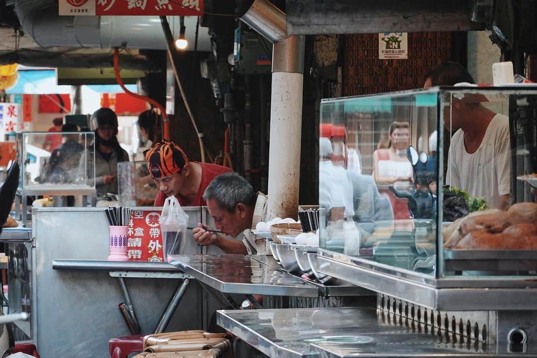 言身寸 in Tainan, Taiwanさんのインスタグラム写真 - (言身寸 in Tainan, TaiwanInstagram)「#府城風景 - #看不見的城市 / #籠流連 - 2019.6.7 #taiwan #tainan #台灣 #台湾 #台南 #写真 #vsco #vscocam #vscotaiwan #vscoTW #vscotainan #ig_streetphotography #AmazingTaiwan #iseetaiwan #exploretaiwanculture #taiwan_streetphotography #Streets_Vision #SonyRX100m6」6月7日 22時42分 - kukud83