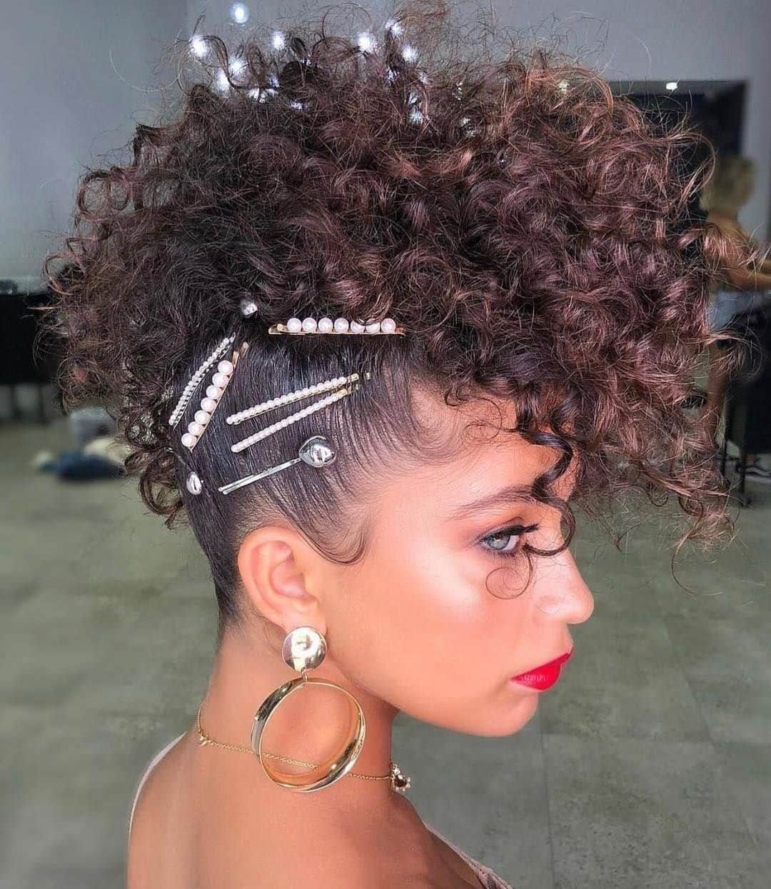 Sam Villaさんのインスタグラム写真 - (Sam VillaInstagram)「2 things we know for certain: 1. This textured #fauxhawk is a fresh option for any summer event 2. There's no such thing as too many #hairaccessories. ⠀ ⠀ #Hair by @natalieannehair .⠀ Model @jaymejo_ .⠀ ⠀ With the summer heat, sometimes a #downstyle isn't always a great option. Opting for an #upstyle can still be fun and playful -- and will keep your hair off of your neck! When your client comes in to have their hair styled, be sure to discuss the event details (indoor/outdoor, location, time) as this may inevitably impact the way they choose to have their #hair done. You want them to be happy and comfortable and opting for an alternative style like this #textured faux-hawk may be something they never knew they wanted!」6月7日 22時35分 - samvillahair