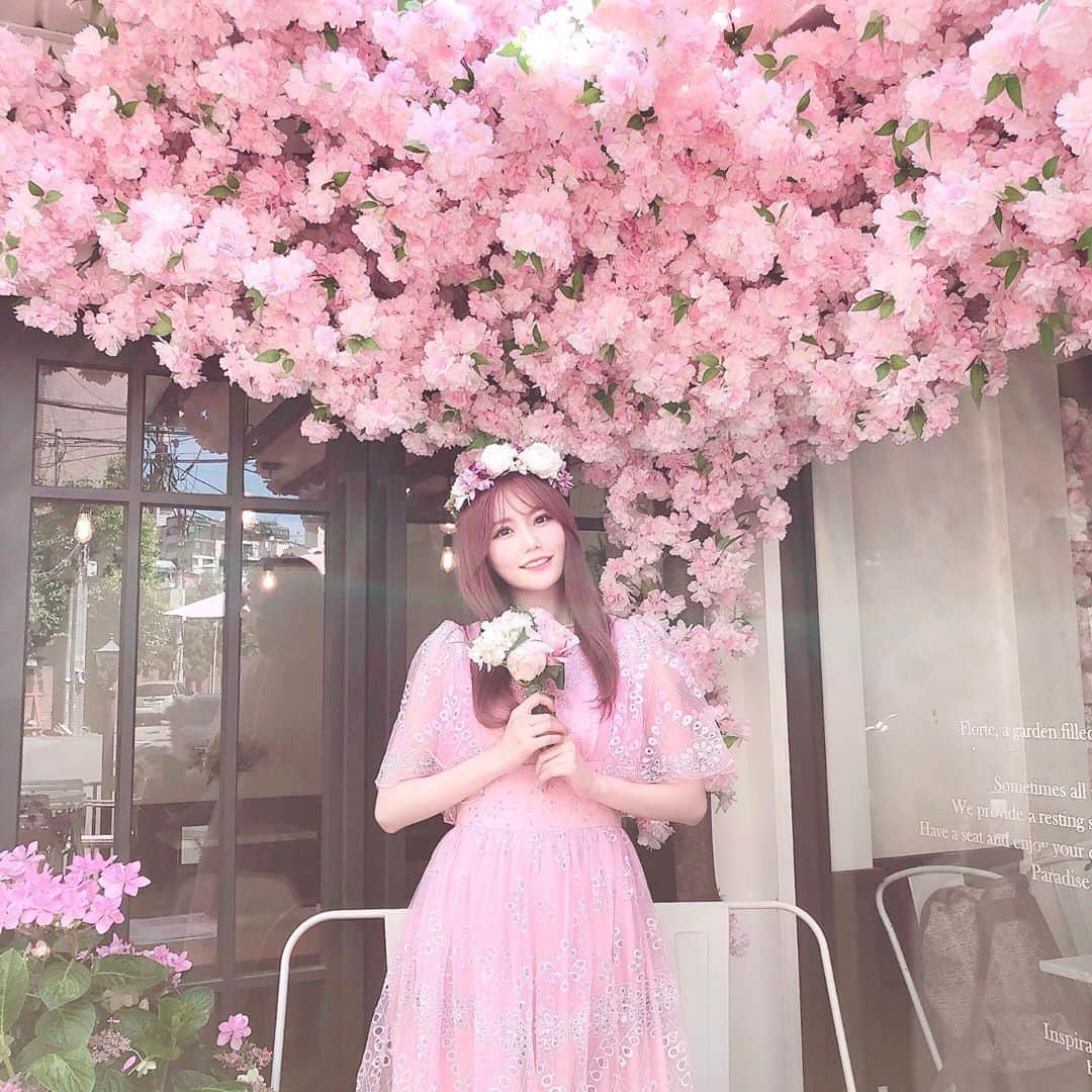 込山榛香さんのインスタグラム写真 - (込山榛香Instagram)「韓国で1番行きたかったカフェ #lovinher 🌸﻿ ﻿ ﻿ お店の入口からお花に溢れてて可愛かった💓﻿ ﻿ 花冠&ブーケはカフェが貸してくれるの💐﻿ ﻿ ﻿ ﻿ #TWICE #ミナ さんもここのカフェで撮影された事があるみたいで、行けて本当に嬉しい✨﻿ ﻿ ﻿ ﻿ #韓国 #韓国旅行 #海外旅行 #弘大入口 #한국 #seoul #🇰🇷 #韓国カフェ #ソウルカフェ #弘大カフェ #カフェ巡り #フラワー #한국카페 #플라워 ﻿ 洋服は @lilyboutique_official #lilyboutique」6月7日 22時37分 - komiharu_official