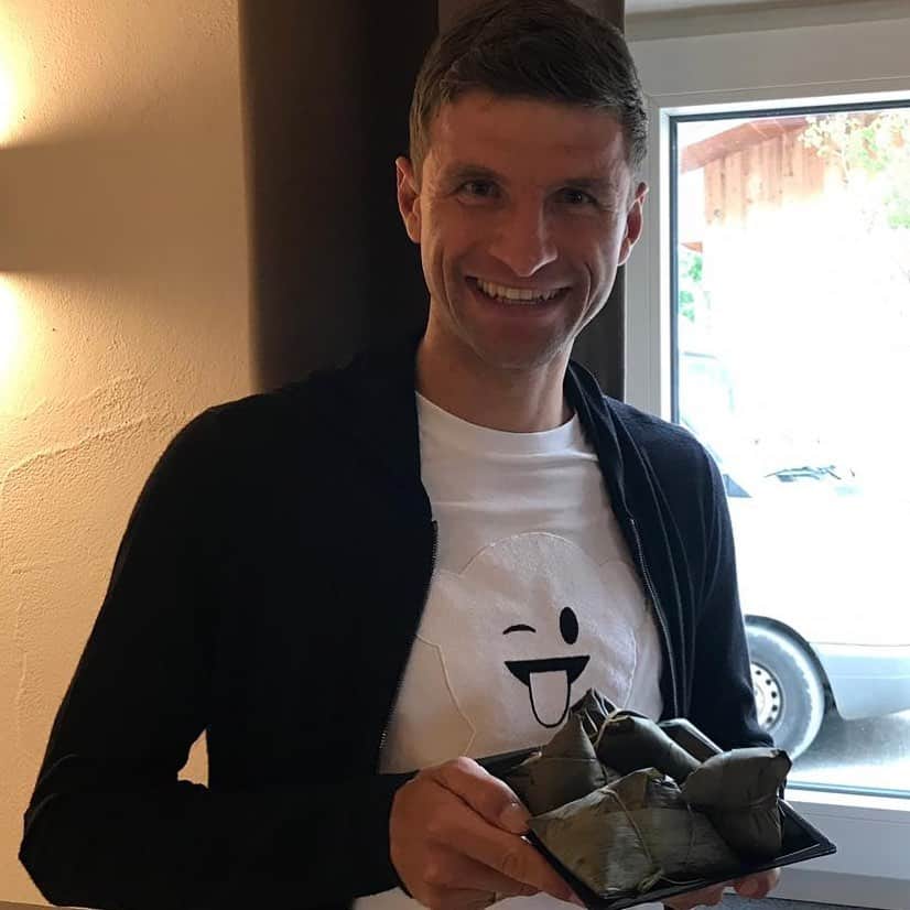 トーマス・ミュラーのインスタグラム：「Pünktlich zum Drachenbootfest habe ich einige von leckere Zongzis probiert. In diesem Sinne wünsche ich euch viele kulinarische Highlights und ein schönes Fest mit der Familie & Freunden. 端午安康！」