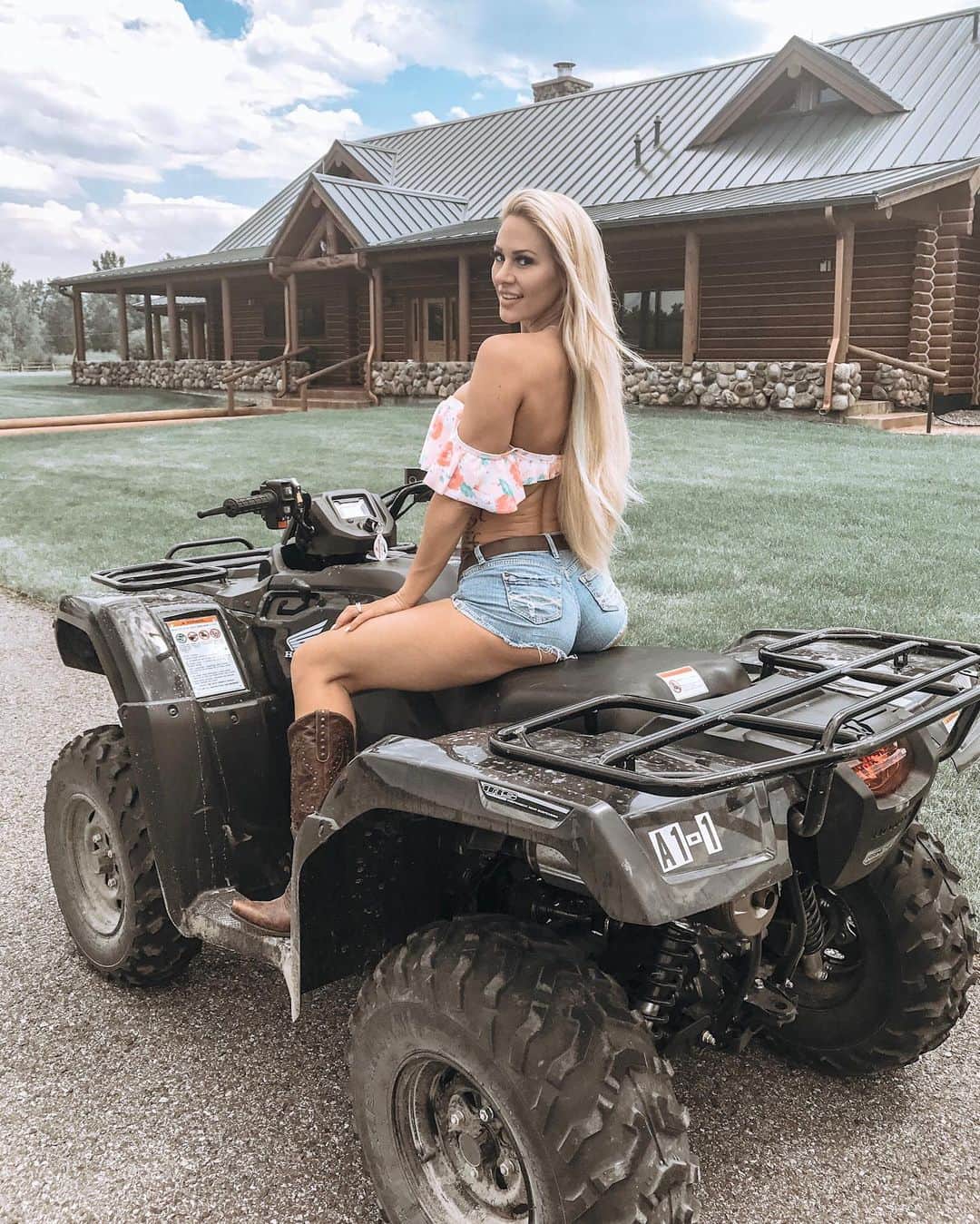 Kindly Myersさんのインスタグラム写真 - (Kindly MyersInstagram)「There is no place like @theheavyweightfactory cabin in Montana. 🥰🥰🥰」6月7日 22時39分 - kindlymyers