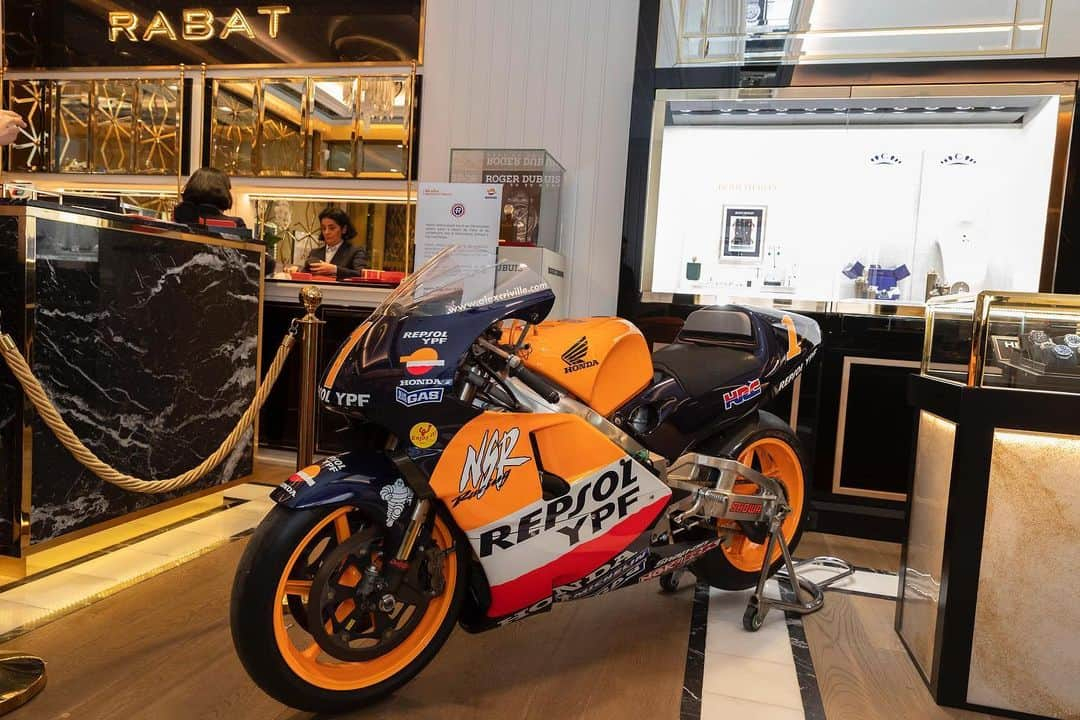 レプソル・ホンダさんのインスタグラム写真 - (レプソル・ホンダInstagram)「Great to join @box_repsol yesterday to celebrate 50 years of @repsol in sport!  Here’s to at least 50 more 🍾」6月7日 22時51分 - hrc_motogp