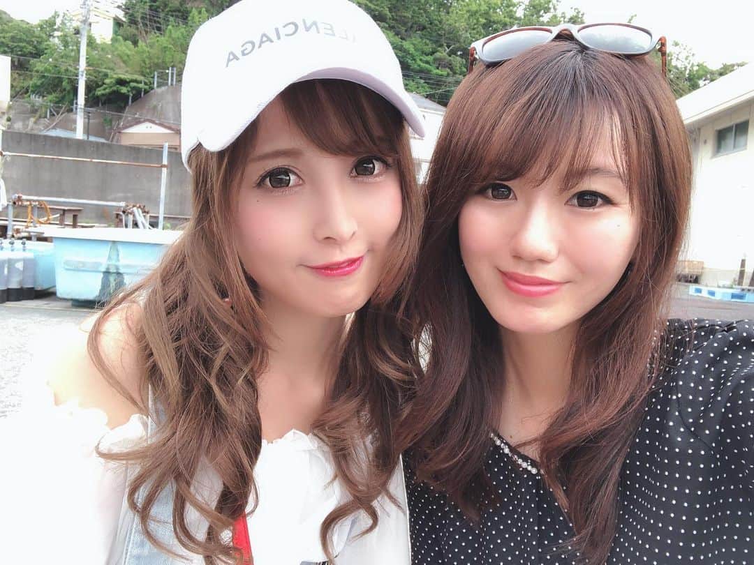 のインスタグラム：「. . みんなで伊豆に行ってきたよ〜！！ 海綺麗だったから 水着あれば入りたかった🤣👍👙 . . 海老名SAで大量に メロンパン！！🥺 . . #伊豆#静岡#海#キャンプ#旅行#メロンパン#世界一#海老名#海老名サービスエリア#bbq#drive#sea#girls」