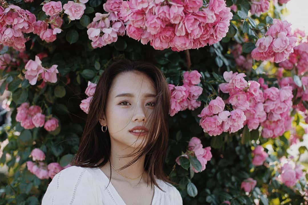 のインスタグラム：「Thanks 350k. うれしい！ついにフォロワー様が35万人！😭😭❤️ 本当にありがとうございます😭 みんなloveだよぉー♡♡♡♡ . . みんなのおかげで たくさんうれしいことが‥😭 報告楽しみにしてて♡ 日曜日は東京しかみれないけど TOKYO  MXの11時半からの 日曜日はカラフルに 出演させていただきます！✨ 生放送。。緊張するぅ～！ よかったらみてください❤️ . . 他にも色々楽しみにしててね🙆 40万人いったら‥😜😜 なにかあったりしたりしてっ😘 とりあえず、今まだ撮影中なの📸 スタッフさんやチームに感謝。 ラストスパートがんばる！！🔥 . . #350K」
