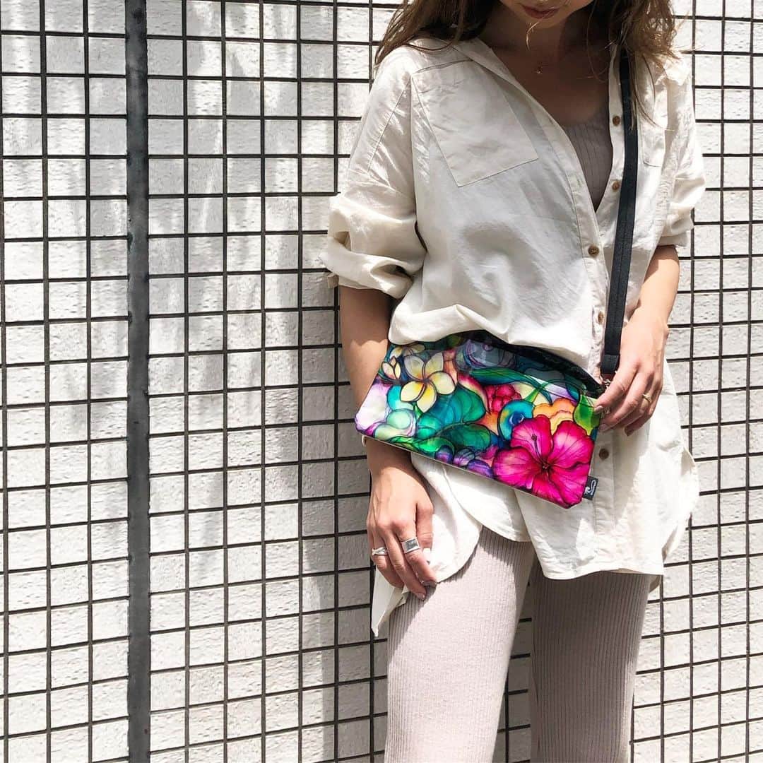 ラレイアのインスタグラム：「🌺 今日完売した2wayクリアミニショルダーが今年遂に再販しました😍✨ ・ 今年は🆕アートも2デザイン追加した3バリエーション🧡 ・ ショルダーベルトを外せばポーチにもなるからビーチに持っていくのもおすすめです！ ・ さらに今なら #楽天スーパーセール も開催中！ ポイント20倍だけでなくお得なおまとめクーポンも配布中です☺️ ・ ぜひお見逃しなく🌴🚿 ・ @laleia_official  @colleenwilcoxgallery_jp  #colleen#colleenwilcox#art#hawaii#aloha#surf#beach#fashion#laleia#ハワイ#フォトジェニック#インスタ映え#インスタ女子#アロハ#ビーチ#海を感じる雑貨#ラレイア#アート#ビーチガール#サーフスタイル#大人カジュアル#ギフト#プレゼント#楽天#バッグ」