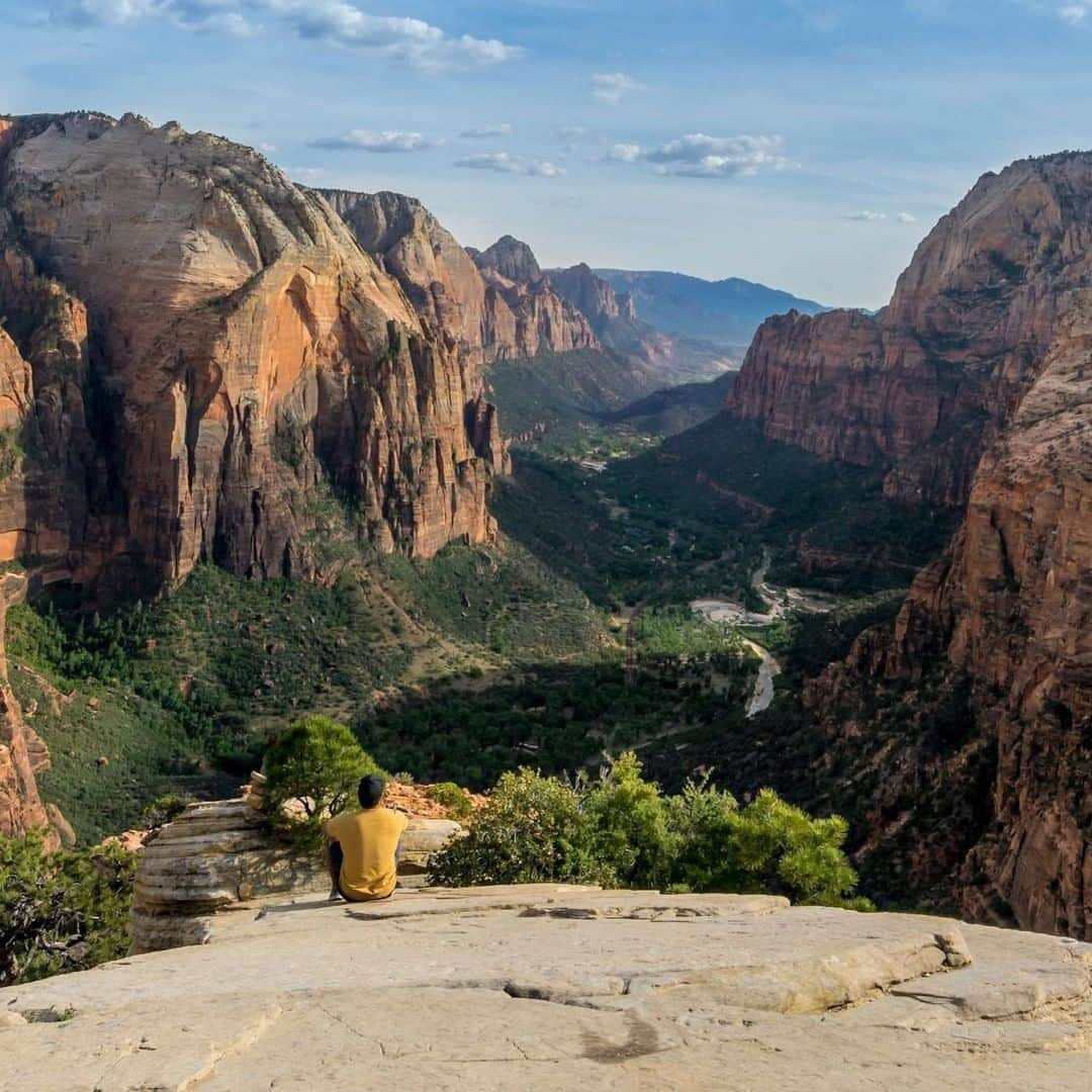 デルタ航空さんのインスタグラム写真 - (デルタ航空Instagram)「A steep climb on the popular Angels Landing trail has stunning vistas that make every step you take worth it. Use your miles to live the #SkyMilesLife by flying to Cedar City (#CDC) where you can hike towards the skies. ⠀⠀⠀⠀⠀⠀⠀⠀⠀ Photo: @ernieleyba ⠀⠀⠀⠀⠀⠀⠀⠀⠀ All SkyMiles program rules apply. See Membership Guide and Program Rules for details. By tagging photos using #SkyMilesLife, user grants Delta Air Lines a royalty-free, worldwide, perpetual license to display, reproduce and create derivative works. Full terms: http://dl.aero/6179T6u63.」6月7日 23時00分 - delta