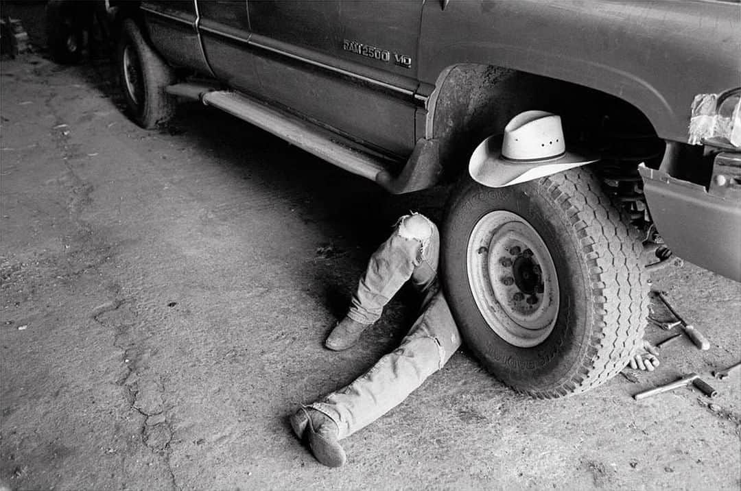 のインスタグラム：「Documentary photographer and member of VII Photo Agency (@viiphoto) Danny Wilcox Frazier (@dannywilcoxfrazier) has been photographing throughout the Great Plains for over a decade. This image is part of his book project Lost Nation and was captured with the Leica M6 TTL. Discover the timelessness of the Leica M-System for yourself via the bio link.  #LeicaCamera #Leica #🔴📷 #Leicagram #LeicaM #LeicaM6 #TheLeicaLook #Leica_World #Leica_Club #Leica_Society #LeicaPhoto #ShootLeicaPro #bnw_world #bnwmood #bnwlovers #GreatPlains #documentaryphotography #analogphotography」