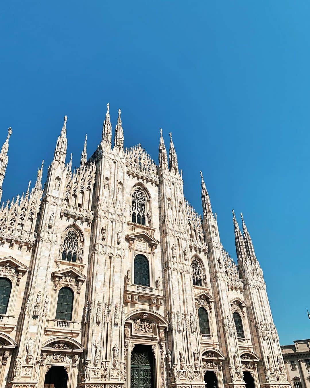 STEPHY YIWENさんのインスタグラム写真 - (STEPHY YIWENInstagram)「我又要說眼前就像一幅畫了 🤣 這教堂真的很壯觀很精緻 米蘭打卡景點之一 💗 #Milano #cathedral #stephyxtravel」6月7日 22時56分 - stephyyiwen