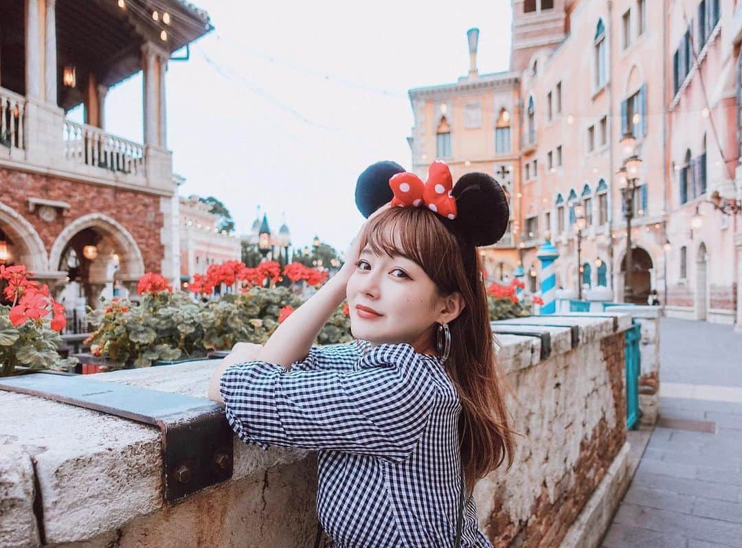 のインスタグラム：「YouTubeに新しいvideoアップしました❣️ バグなのか？音声が勝手に消えて、んも〜！！イライラ！！笑 上げ直したりエディタで編集し直してたらこんな時間に😭💦 寝る前とか、おヒマな時間に見ていただけたら嬉しいです💞(リンクはストーリーに載せてます👌)⠀ ⠀ #tokyodisneysea  #disneysea #東京ディズニーシー」