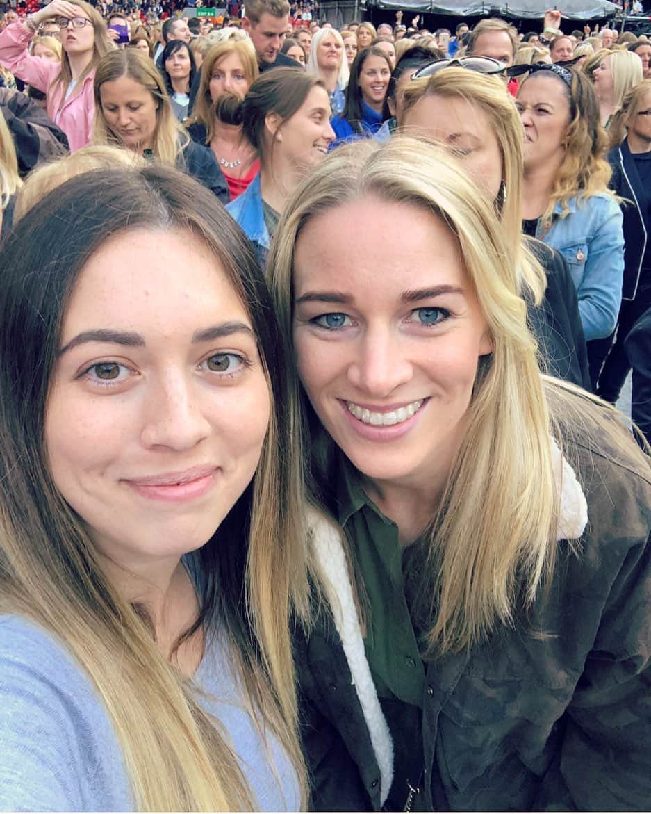 ジェンマ・ボナーのインスタグラム：「@takethat with my fave ❤️❤️」