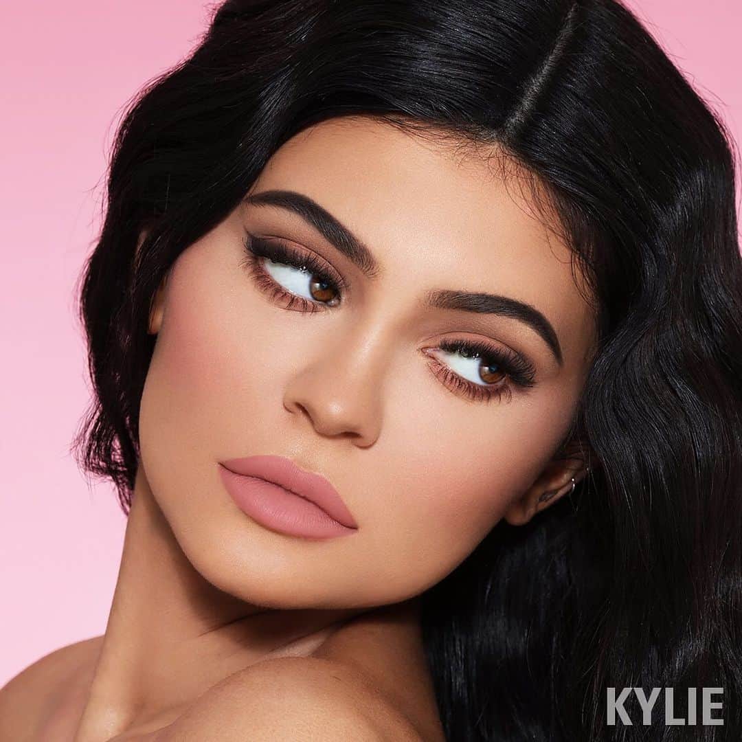 Kylie Cosmeticsさんのインスタグラム写真 - (Kylie CosmeticsInstagram)「BARE matte lip kit 💋 launching in just a few hours with Posie K velvet lip kit 😍 plus a restock of some of your favorite products 💕 9am pst on KylieCosmetics.com」6月7日 23時14分 - kyliecosmetics