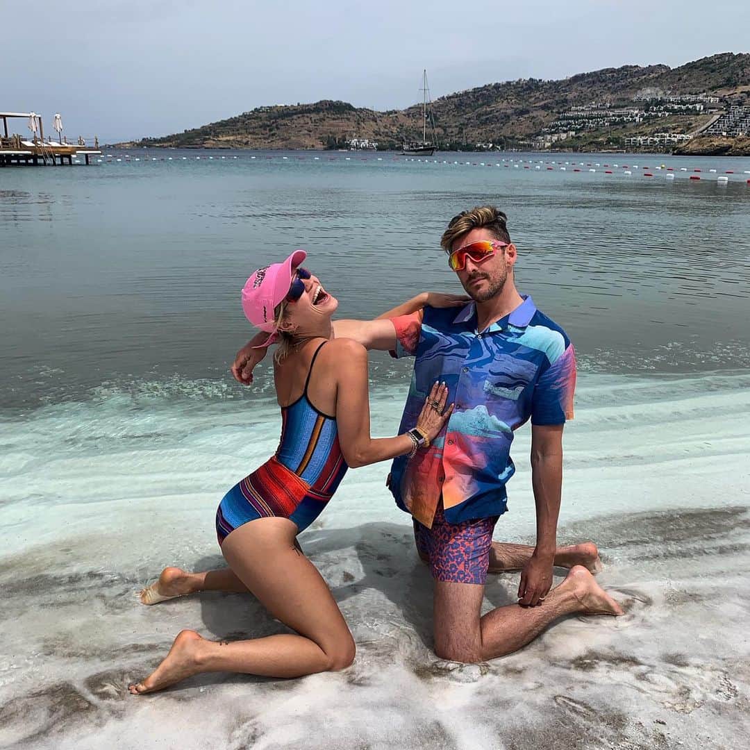 ハウスオブホランドさんのインスタグラム写真 - (ハウスオブホランドInstagram)「‘Candid’ moment of @pixiegeldof and @henryholland living their best lives! Pixie is killing it in our #hohxspeedo Sunset Stripe Asymmetric swimsuit! Unfortunately Henry wouldn’t agree to wearing the swim set version BUT luckily we have a good few months of summer to go so watch this space! #houseofholland #speedo @speedo」6月7日 23時20分 - houseofholland