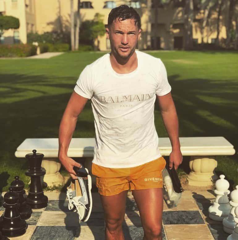 ダニー・ドリンクウォーターのインスタグラム：「Absolute love this place... unreal weather, great restaurants, beautiful beaches, friendly people, sik parties ... and outdoor chess 🙌🏼😂 enjoyable #dubai」