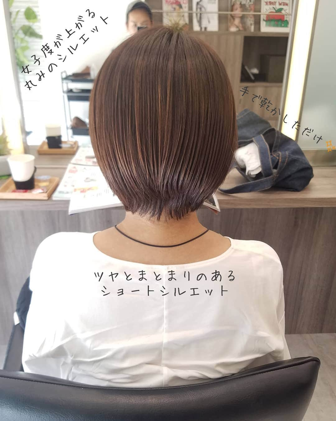 野波格さんのインスタグラム写真 - (野波格Instagram)「.暑い夏こそショートヘアー🔥 . . 『最近感じていること』 . ショートボブヘアーでお客様が感じているコンプレックスを解消できることが数多くあるなと . その①後頭部のシルエット 日本人に多い『絶壁』と言われる頭の形 これを丸みのある綺麗な後頭部にすることができます‼ . その②トップのボリューム 表面がぺたっとしてふんわり感が出ずらい方でも長さを切ることで重力に抵抗することができます‼ . その③再現性 お家で乾かし自分でサロンのクオリティを再現できます‼ (ただカット技術の差で仕上がりに差が出ることも確かです) . . ショートスタイルはシンプルなスタイルですが、 シンプルゆえに飽きがこない そしてどの年齢層の方にも似合わせることが出来ます😌 . . ・襟足の長さ ・ウエイトの高さ ・顔周りの長さ ここのバランスを変えるだけでとてもスタイルの幅が広がります🙋✨✨ . ショートスタイルは2~3㎝整えるだけでもグッと見栄えが良くなります😊✨✨ . . カットで形を作っているので乾かすだけで再現出来ます❗ 流れる前髪、毛先の束感など小顔に見える秘訣がたくさんです😌⤴⤴ . 一人一人に似合わせるヘアスタイルを作ります🙆✨✨ . ＊襟足は柔らかくまとまり、トップと後頭部はふんわり . ＊理想のバランスでカットさせていただきます！ 第一印象はとっても大切です✨ . ＊誰でもどんな方でも再現できる理想のスタイルをご提案します⤴⤴ . ＊手で乾かすだけのブロー要らずだから、ご自宅での再現性がとても高いです😄✨😰 . ・今までやったことがない… ・似合うかわからない… ・モデルさんとは違うから… 他にも色々なご相談を受けますが、そんなことは全く関係ないですよ😊⤴⤴ . . 他とは違う技術 [・厚生労働大臣賞受賞] 圧倒的な経験値 [・年間ショートスタイル1500人以上] 今までにない感動の仕上がりをお約束します😄⤴⤴ ・小顔になりたい方 ・自分に似合うショートにしたい方 ・ご自宅での再現性をお求めの方 … どんな小さなことでもご相談下さい😌✨ . . . . [✂️ご予約について✂️] 初めてのお客様🔰はホットペッパーからのご予約がおすすめです😊⤴⤴ プロフィールにURLを載せていますのでご参考までに😌 . . ＊ご予約はプロフィールのURL、DM、メッセージからも承っています🙋⤴⤴⤴⤴ お気軽にご相談ください😊🎵🎵 #魔法のショートボブ #前髪カット #ショート #ショートボブ #小顔 #小顔カット #似合わせカット #バッサリ #大人女子 #ショートヘア #前髪 #ヘアカタログ #サイドシルエット #カット #大人ショート #大人ショートボブ #ハンサムショート #サマーショート」6月7日 23時22分 - nohatadashi