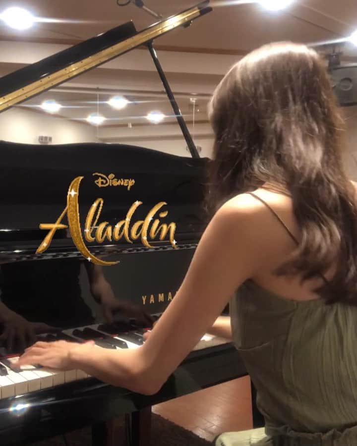 平木愛美のインスタグラム：「大好きなアラジンが映画公開🧞‍♂️🧚‍♂️💞 嬉しすぎる。楽しみすぎる。はやく観たすぎる。ドキドキ。  シンデレラ実写が本当に大好きすぎて、何十回と観てます。  美女と野獣も大好き。だから今夜も、きゅんきゅん。  本日の撮影おわり、happyなきもちで弾きたくなりました、 フレンドライクミー 。  ホールニューワールドはIGTVにフルでのこってます🧞‍♂️🧞‍♀️👳🏾‍♀️💖 でもまだこちらは、弾きこめてないので、最初の部分だけちらりとしつれいします。映画ちゃんと観て、気持ちをさらに上げてから改めて、一曲、完成させよう🥺💫 愛美ぴあの × fashion set up/ @amail_official . #manamipiano #aladdin #friendlikeme #awholenewworld #love #disney #piano #disneypiano  #愛美ぴあの #ピアノ #フレンドライクミー」