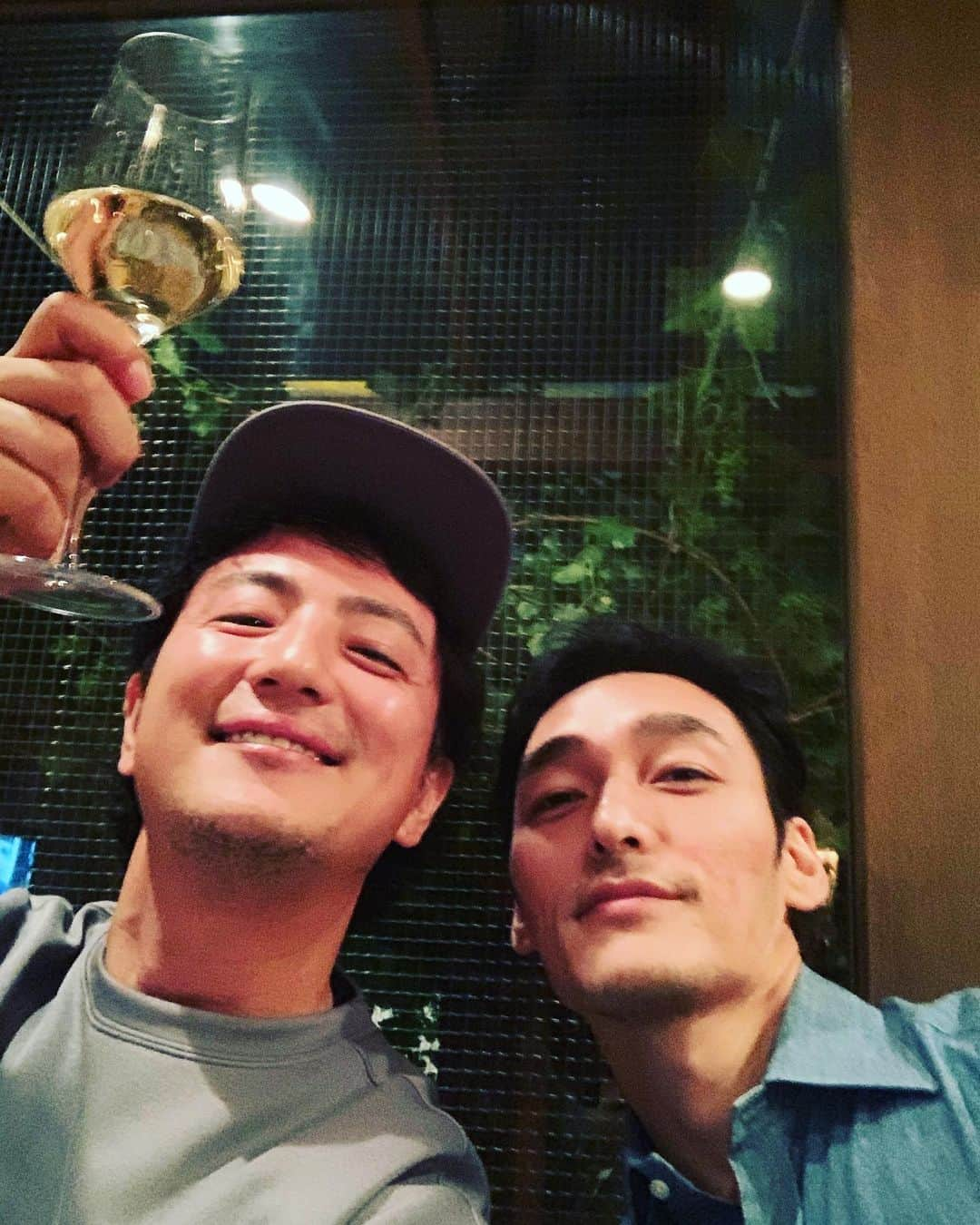 上地雄輔さんのインスタグラム写真 - (上地雄輔Instagram)「久々つよさん飲み #草彅剛 さん#語り飲み#ドラマ#赤報隊#賞#もらったみたいです😄 みなさんありがとうございました！！」6月7日 23時28分 - usk_kmj