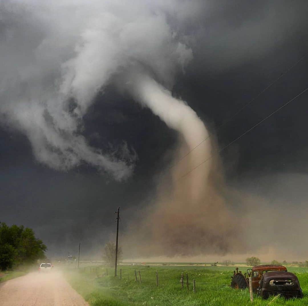 Canon Photographyさんのインスタグラム写真 - (Canon PhotographyInstagram)「An absolutely stunning tornado captured in Nebraska by @tornadogreg.  #tornado #thunderstorm #tornadoalley #twister #severeweather #tornadowarned #powerful」6月7日 23時29分 - cpcollectives