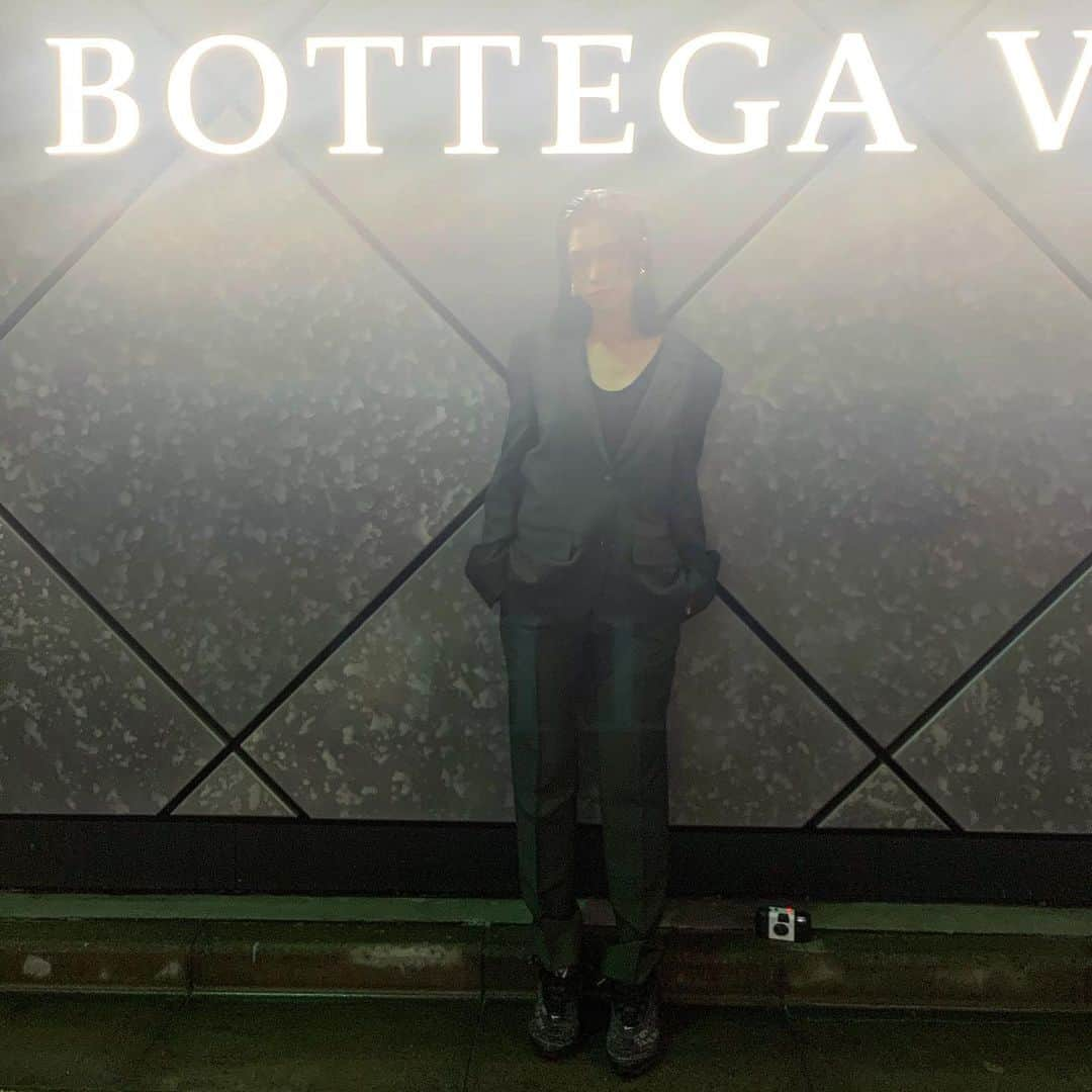 LISACHRISさんのインスタグラム写真 - (LISACHRISInstagram)「ddddj @bottegaveneta ☁︎ thank u🐉」6月7日 23時29分 - __waterme_