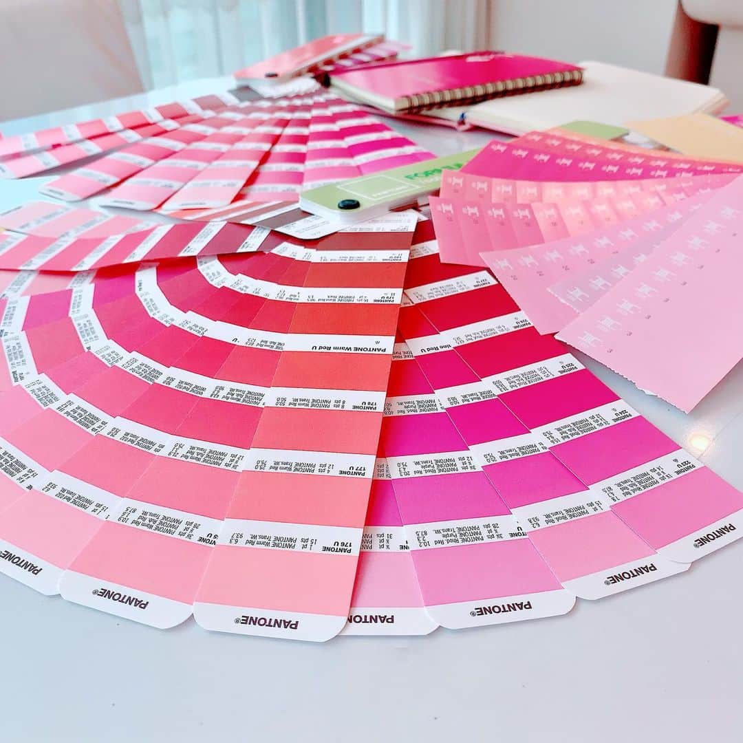 和泉佳子さんのインスタグラム写真 - (和泉佳子Instagram)「以前から開発を続けてきたオリジナルサプリメントの商品化が、いよいよ大詰めになってきました✨ . 今日は、商品パッケージの打ち合わせでした😌 w パッケージのカラーを決めるんですが・・・ 実は、ピンクの色を決めるだけでも、もう３回も打ち合わせをしています… .  だって、ピンクだけでもこんなにたくさんのピンクがあるんです❣️ .  しかも、今回は、２色のピンクを組み合わせるので、組み合わせのパターンは果てしなくたくさん😆 . そして、ようやく、ようやく、今日、カラーが決定しました❣️ . 詳細は、また近々ご報告させていただきます😊✨ . . #和泉佳子 #25asn #ヴァンサンカン #エレブロガー #ピンク」6月7日 23時30分 - yoshiko_izumi
