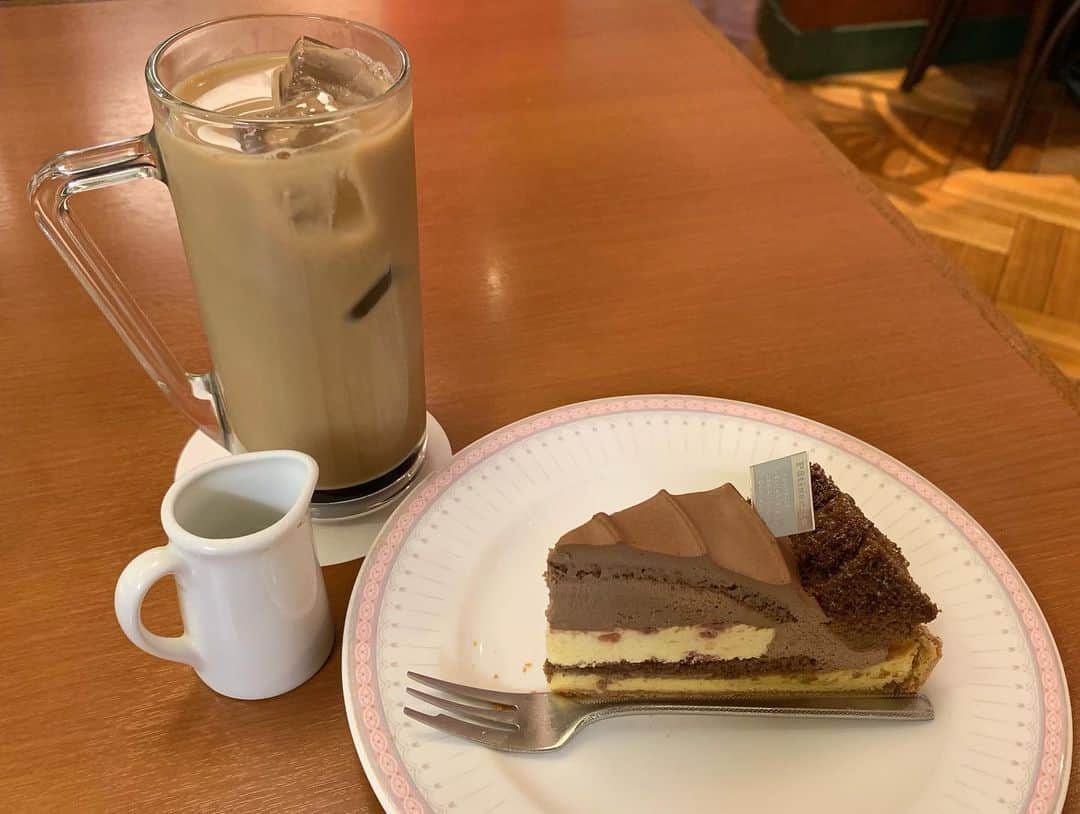 嶋梨夏さんのインスタグラム写真 - (嶋梨夏Instagram)「109の上のカフェに初めて行きました💓チョコタルトも黒糖コーヒーも美味しかったし癒されたなぁぁ🥰✨✨✨ #109 #渋谷109 #cafe #チョコタルト #黒糖コーヒー #黒糖 #珈琲 #coffee #渋谷 #shibuya #喫茶店 #sweets #スイーツ女子 #アラサー女子 #milkfed #ショートボブ #photooftheday  #JAPAN #japanesesweets #japanesegirl #avex #avexmanagement #instagood #followme #極度の甘党 #ricashima #嶋梨夏」6月7日 23時33分 - shimarica_jp