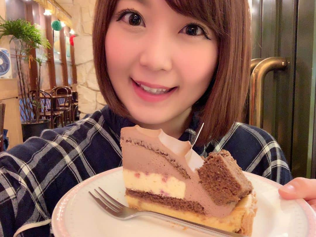 嶋梨夏さんのインスタグラム写真 - (嶋梨夏Instagram)「109の上のカフェに初めて行きました💓チョコタルトも黒糖コーヒーも美味しかったし癒されたなぁぁ🥰✨✨✨ #109 #渋谷109 #cafe #チョコタルト #黒糖コーヒー #黒糖 #珈琲 #coffee #渋谷 #shibuya #喫茶店 #sweets #スイーツ女子 #アラサー女子 #milkfed #ショートボブ #photooftheday  #JAPAN #japanesesweets #japanesegirl #avex #avexmanagement #instagood #followme #極度の甘党 #ricashima #嶋梨夏」6月7日 23時33分 - shimarica_jp