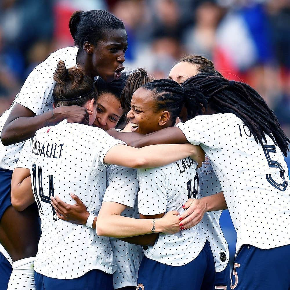 ムサ・シソコさんのインスタグラム写真 - (ムサ・シソコInstagram)「Allez les bleues ! 🇫🇷 Bon courage pour votre #FIFAWWC on est à fond derrière vous 👊🏿 #FiersDetreBleues」6月7日 23時40分 - moussasissokoofficiel