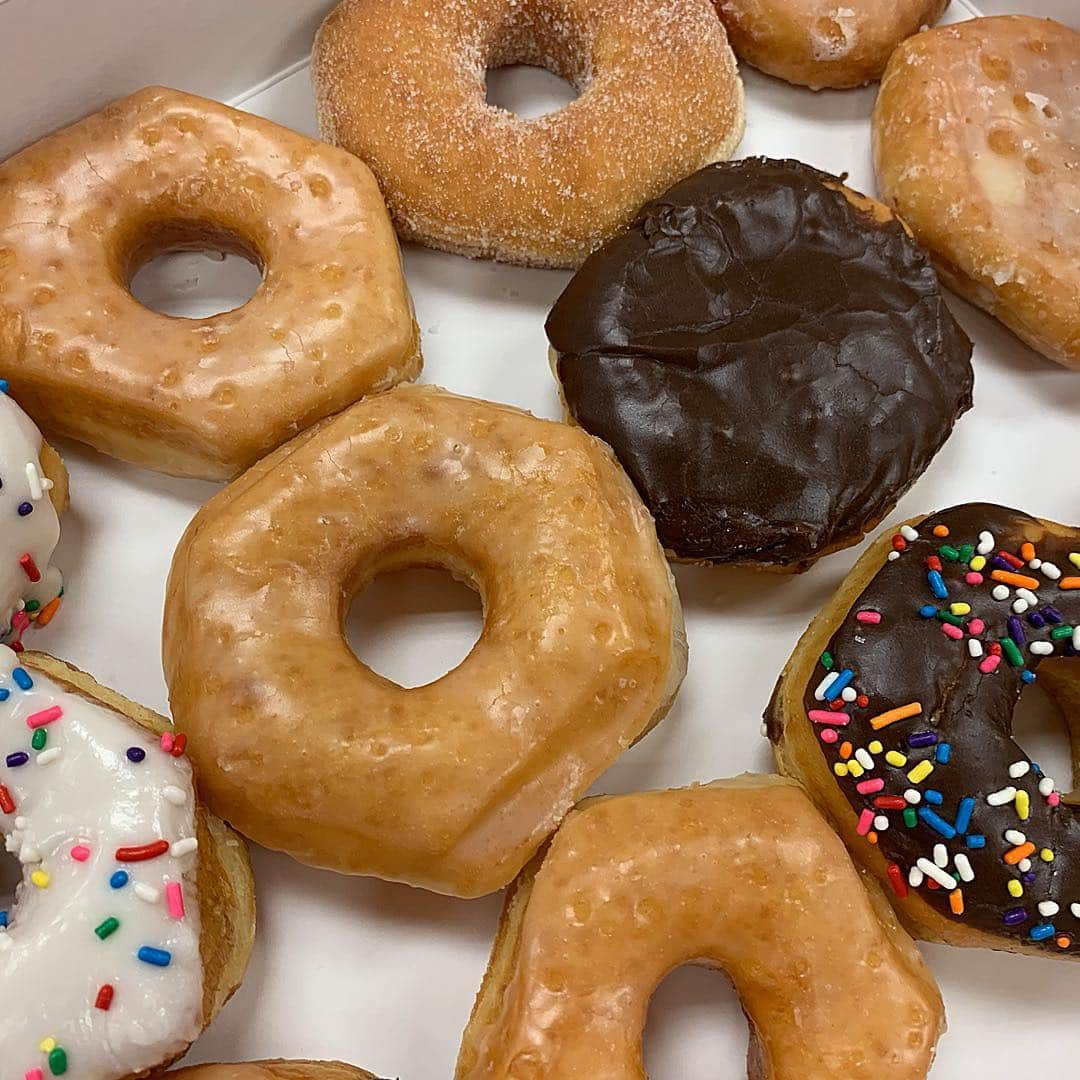 アメリカ運輸保安局さんのインスタグラム写真 - (アメリカ運輸保安局Instagram)「Doughnuts have a long and interesting history. Their origins can be traced back to the olykoek (or 'oily cakes') that Dutch settlers brought with them to New York in the 1600s. And while they lacked the ring shape that we currently associate with donuts, the description of "sweetened cake fried in fat" sounds pretty spot-on. ⠀⠀⠀⠀⠀⠀⠀⠀⠀⠀⠀⠀⠀⠀⠀⠀⠀⠀ Which brings us to modern times and National Doughnut Day. Whether you like them glazed, sprinkled, iced or even filled, you can bring your fried treats through the security checkpoint. ⠀⠀⠀⠀⠀⠀⠀⠀⠀⠀⠀⠀⠀⠀⠀⠀⠀⠀ Have questions about other delicious items that you'd like to bring on a flight? Reach out to our AskTSA team on Twitter or Facebook for an answer. Our helpful doughnut lovers are available 365 days a year! ⠀⠀⠀⠀⠀⠀⠀⠀⠀⠀⠀⠀⠀⠀⠀⠀⠀⠀ #traveltips #airport #aviationlife #frequentflyer #food #doughnuts #donuts」6月7日 23時53分 - tsa